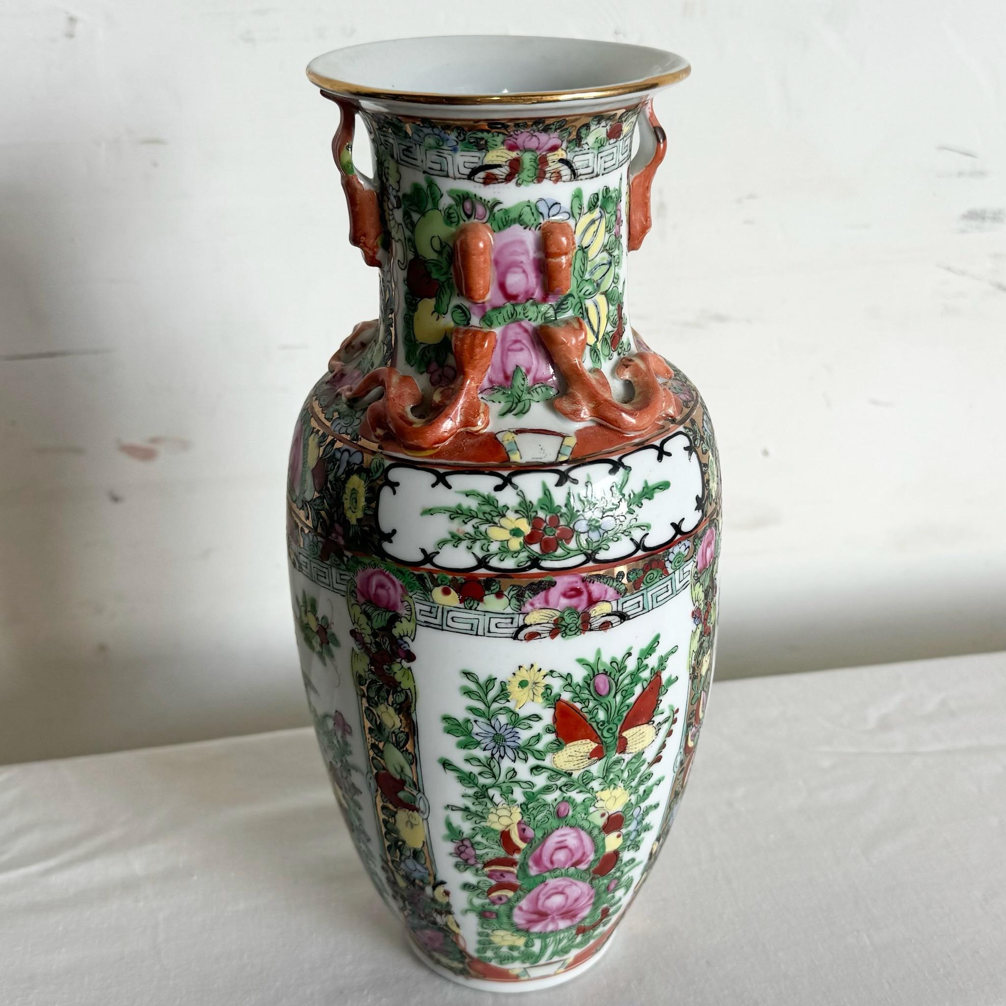 Ajoutez une touche artistique vibrante à votre espace avec ce vase multicolore peint à la main par des Chinois. Avec ses motifs complexes et son étonnante palette de couleurs, cette pièce magnifiquement réalisée incarne l'artisanat traditionnel