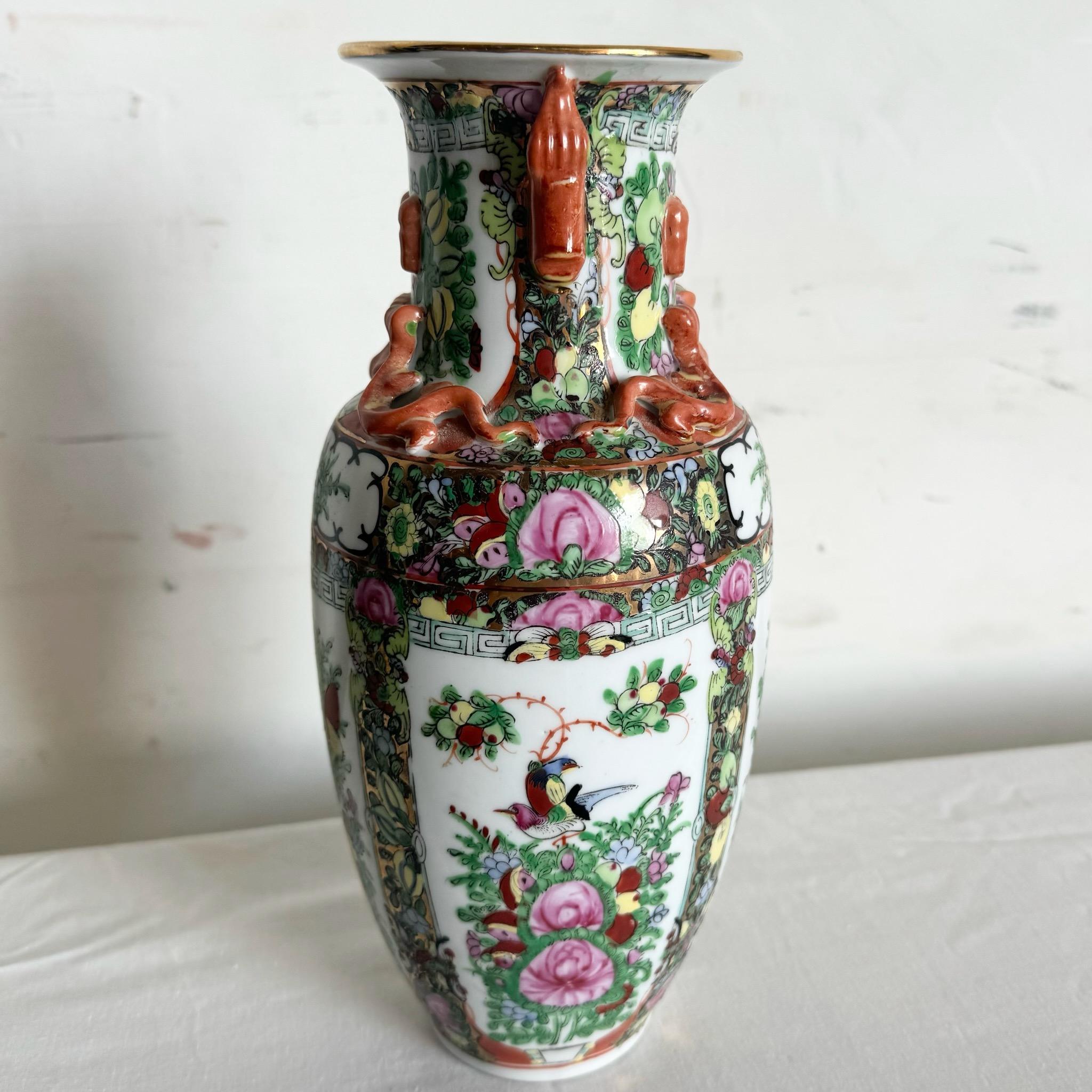 Chinois Vase chinois peint à la main multicolore en vente