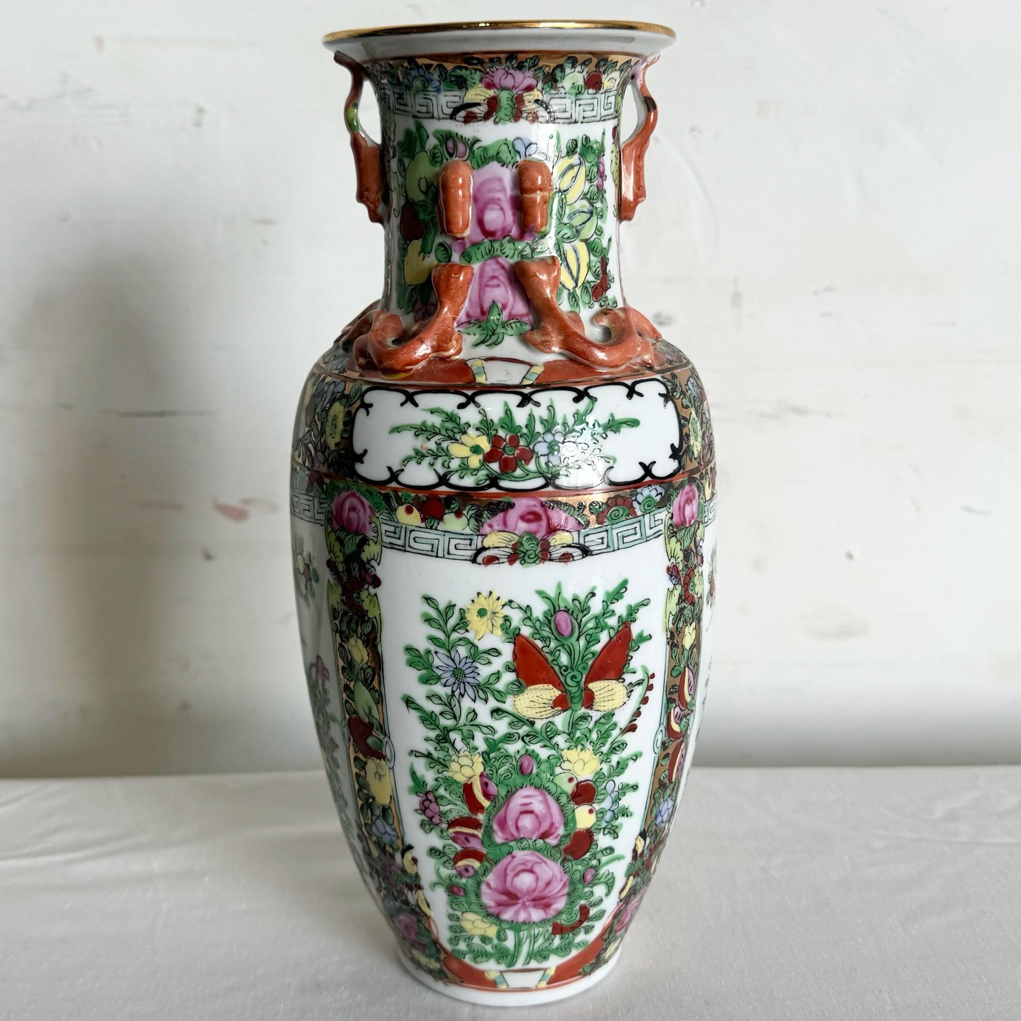 Vase chinois peint à la main multicolore Bon état - En vente à Delray Beach, FL
