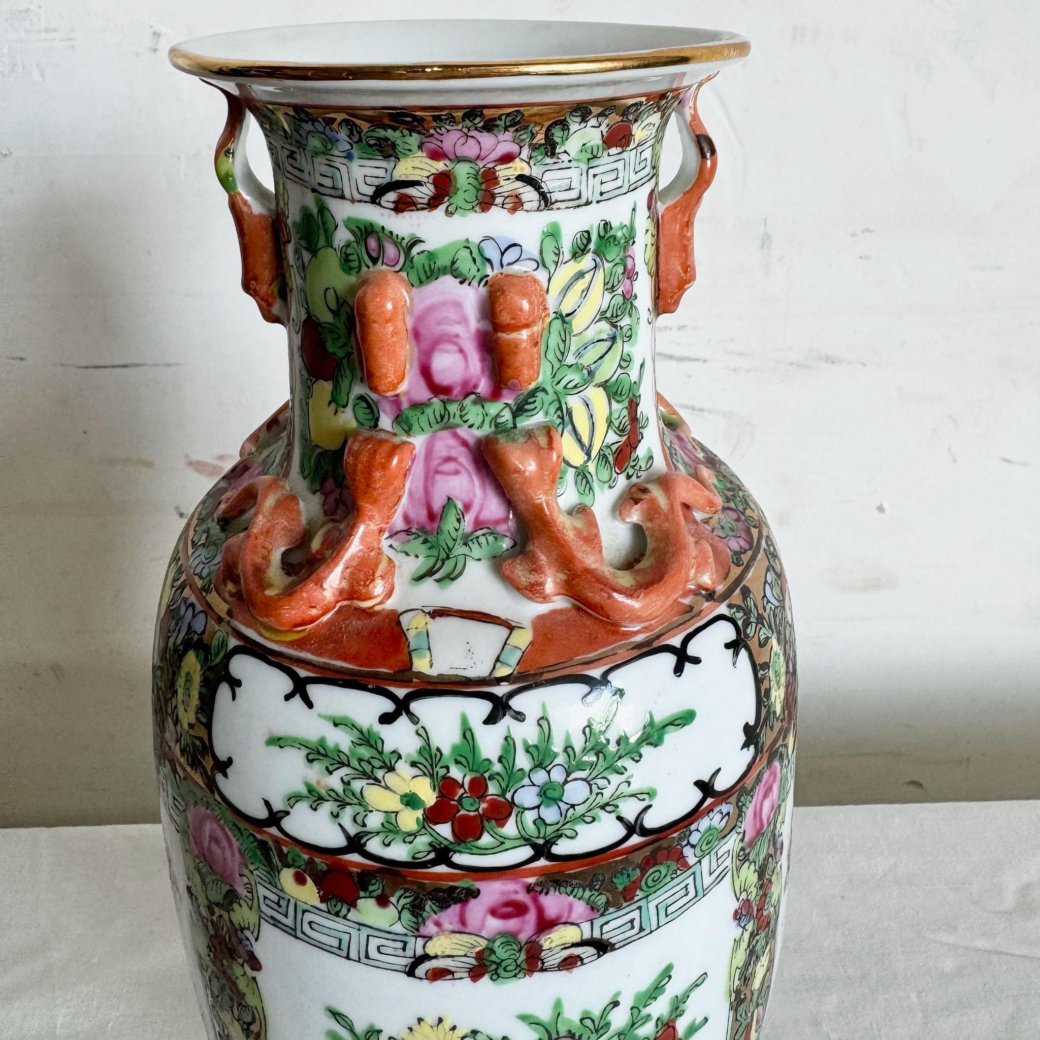 20ième siècle Vase chinois peint à la main multicolore en vente