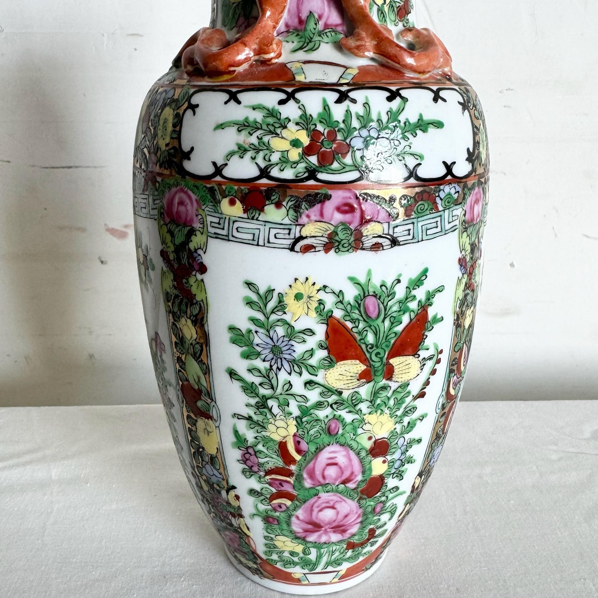 Porcelaine Vase chinois peint à la main multicolore en vente