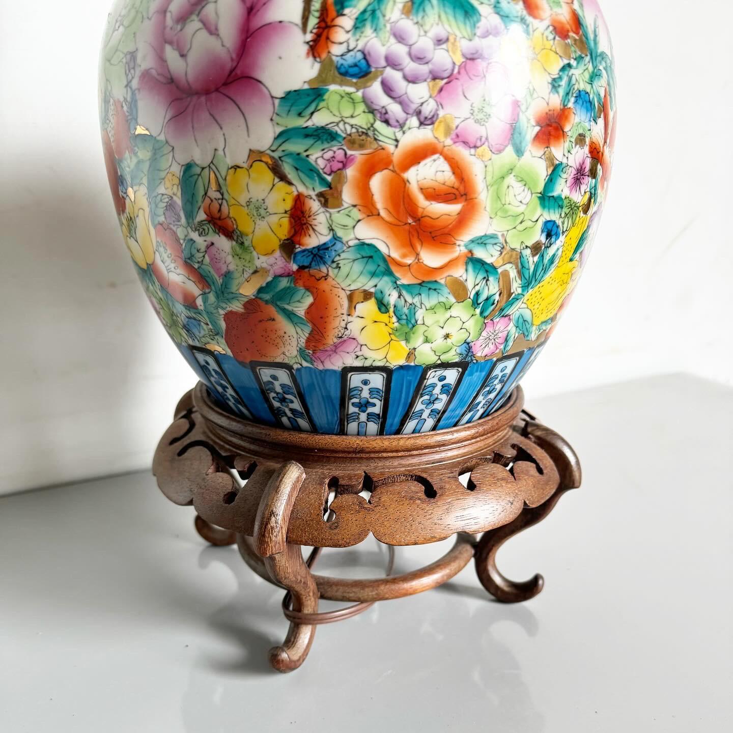 Illuminez votre intérieur avec la beauté culturelle de la lampe de table Pagode chinoise peinte à la main. Cette lampe exquise présente un design de pagode peint à la main, riche en détails et en couleurs vibrantes, sur un socle en bois sculpté à la