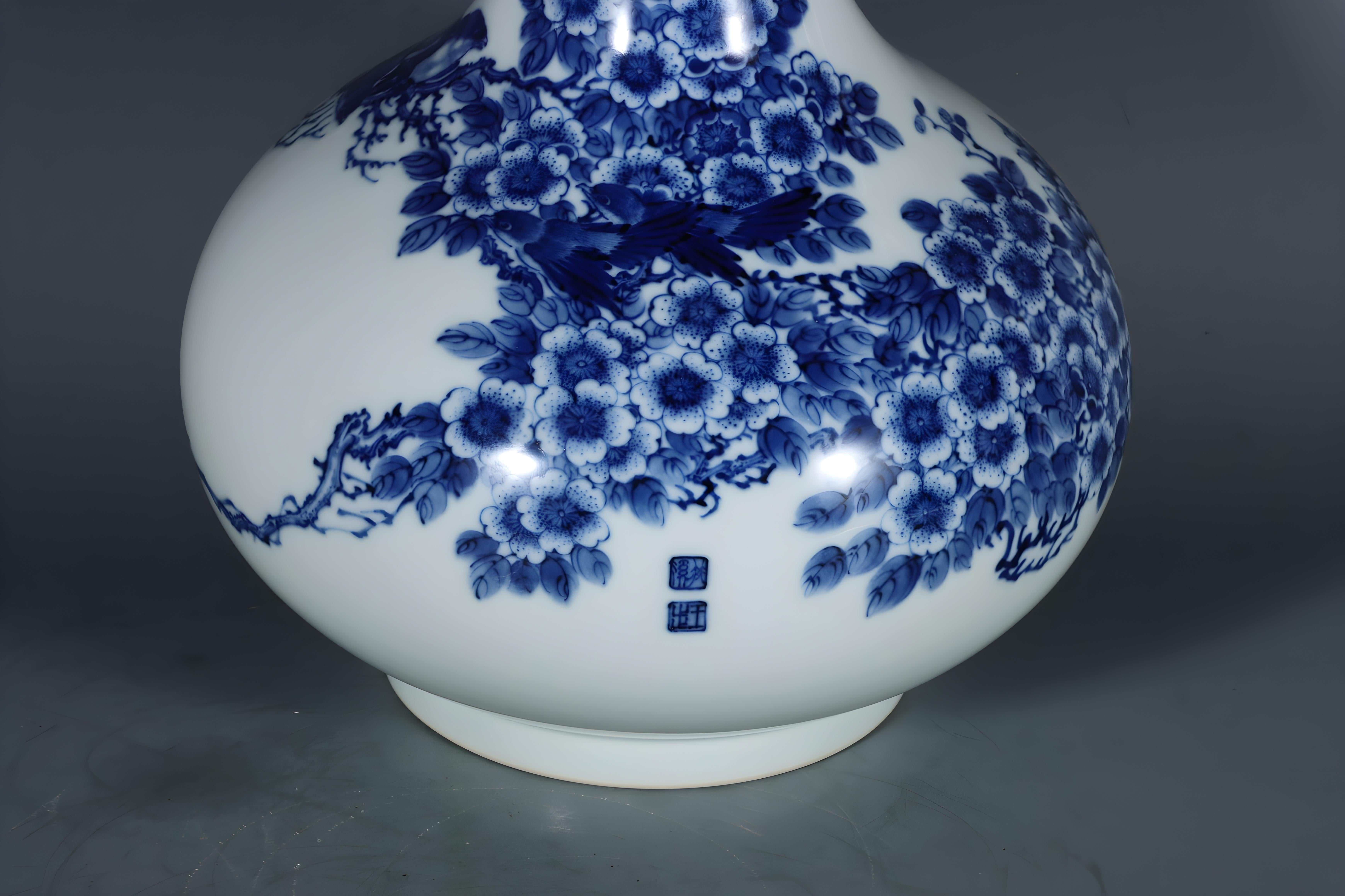 Chinese Hand Painted Porcelain Blue White Birds Flowers Vase In Excellent Condition For Sale In 景德镇市, CN
