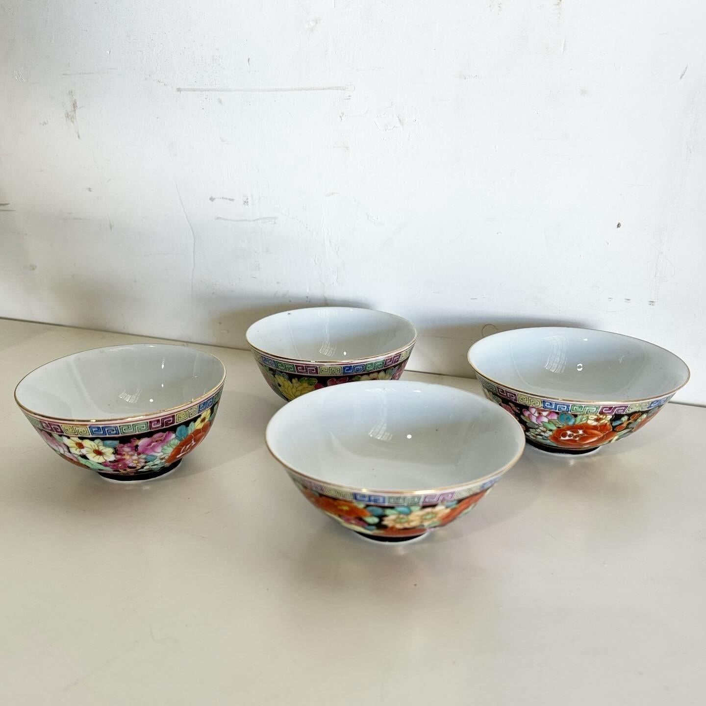Chinese Hand Painted Porcelain Bowls - Set of 4 In Good Condition For Sale In Delray Beach, FL