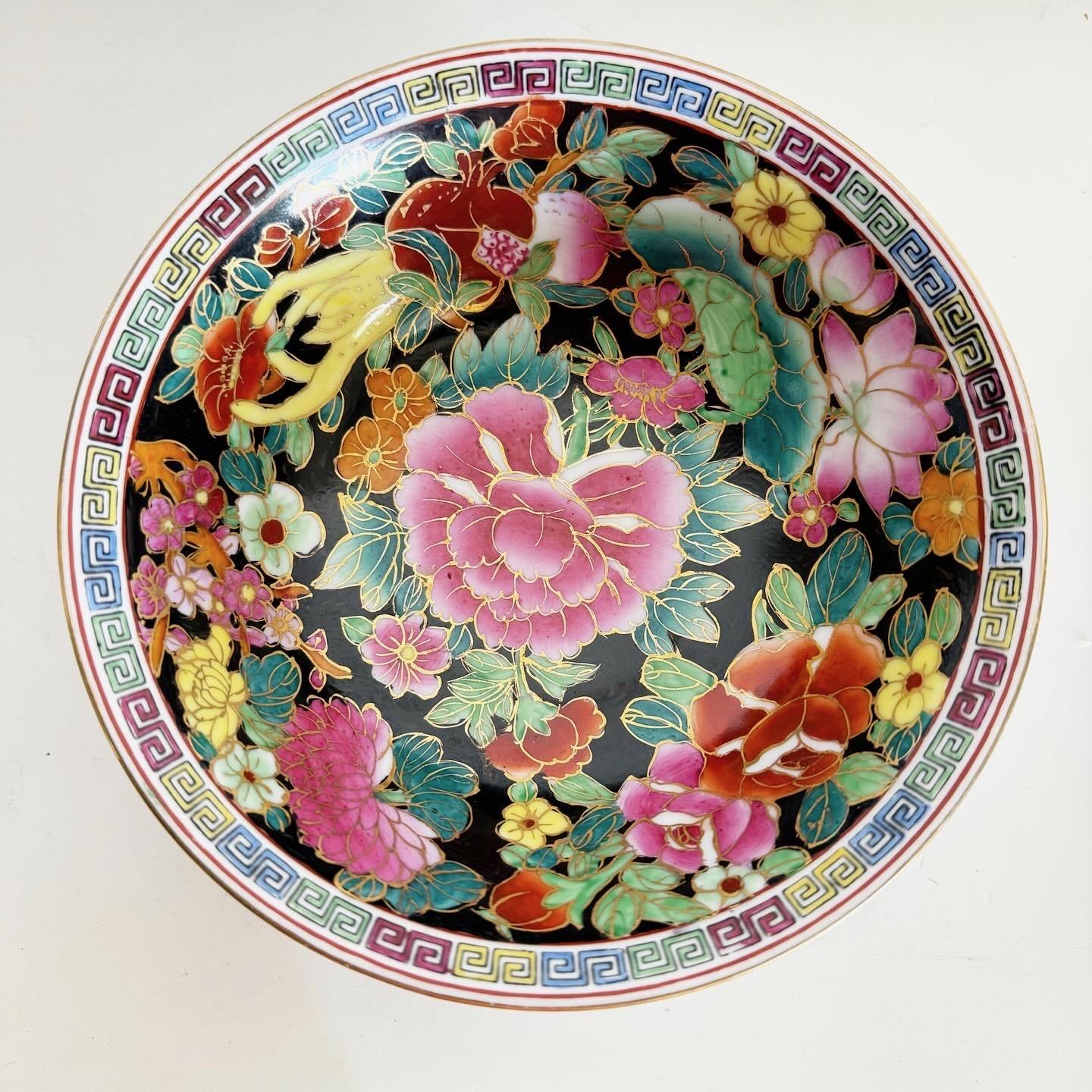 Erleben Sie traditionelle chinesische Eleganz mit diesem Set aus handbemalten Porzellanschalen und passenden Löffeln für zwei Personen. Dieses Set ist mit lebhaften Designs und Motiven geschmückt, von Blumenmustern bis hin zu Drachen, und spiegelt