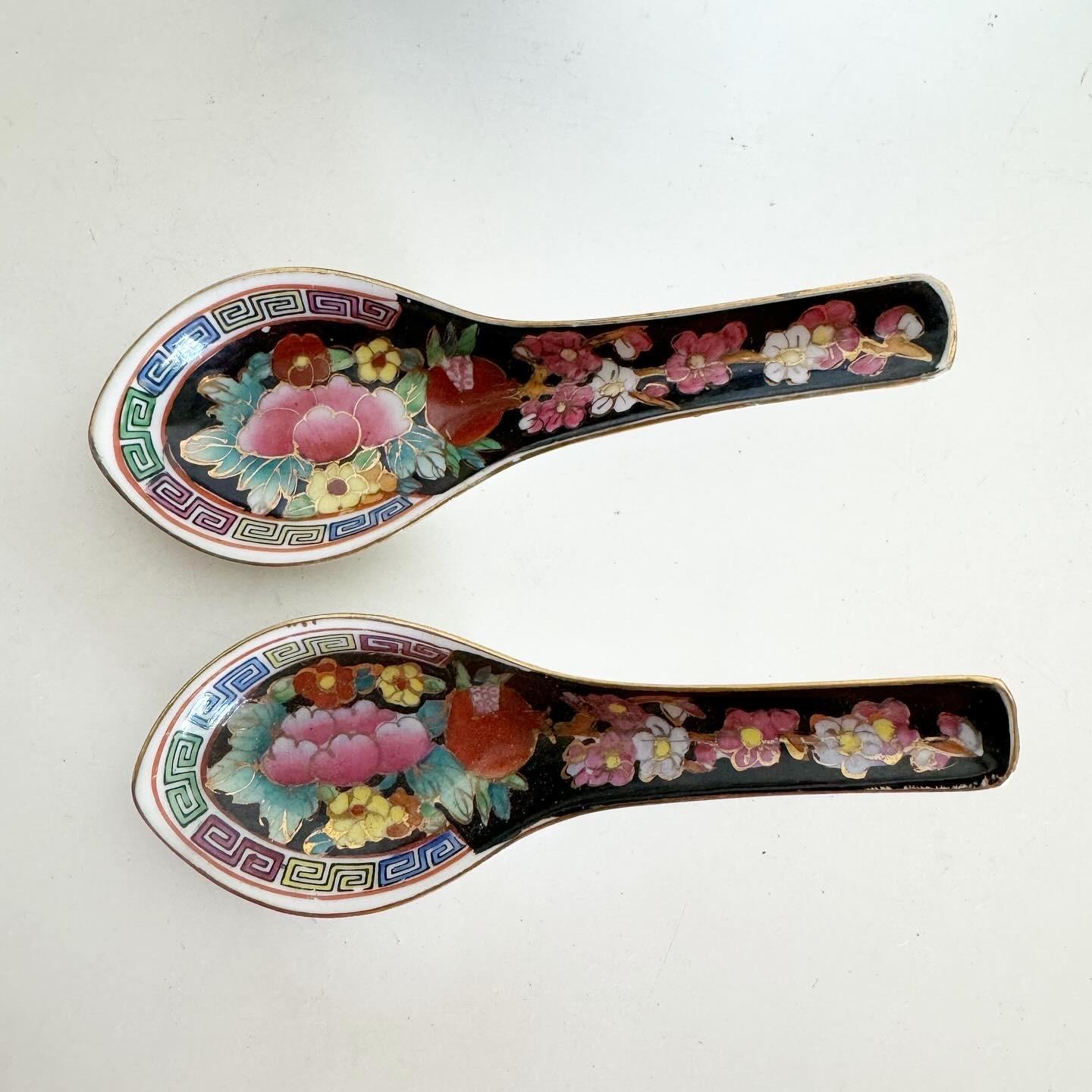 Chinese Hand Painted Porcelain Bowls With Matching Spoons - Service for 2 For Sale 2