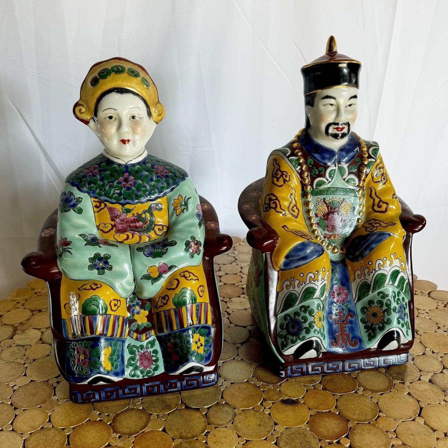 Exquisita pareja de esculturas chinas de emperador y emperatriz de porcelana pintadas a mano, con intrincados detalles y vibrantes atuendos tradicionales.
 
 Vendemos artículos tal y como se adquieren, sin restaurar ni reparar. Las piezas antiguas