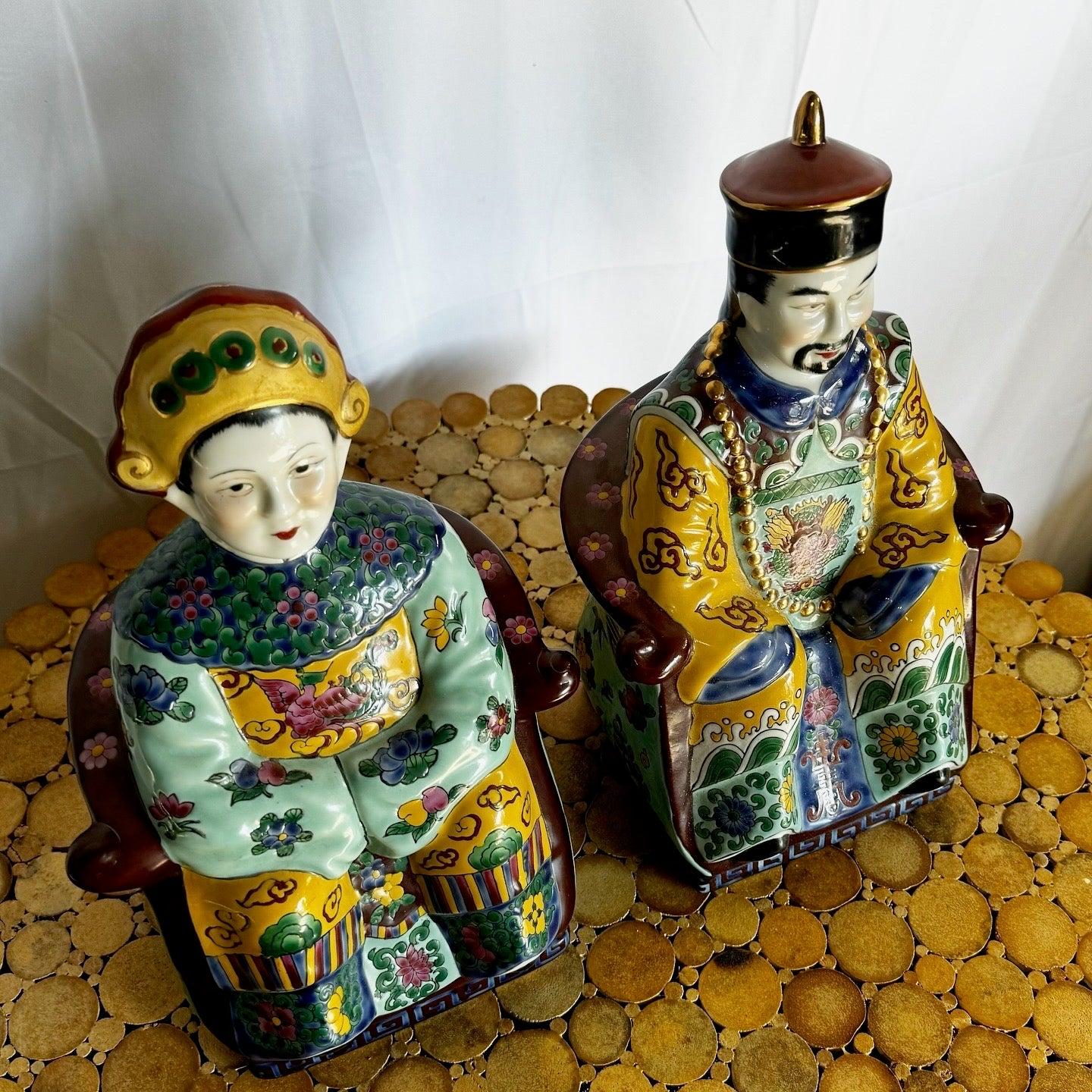 Esculturas Emperador y Emperatriz de porcelana china pintadas a mano - 2 Piezas en Bueno estado para la venta en Delray Beach, FL