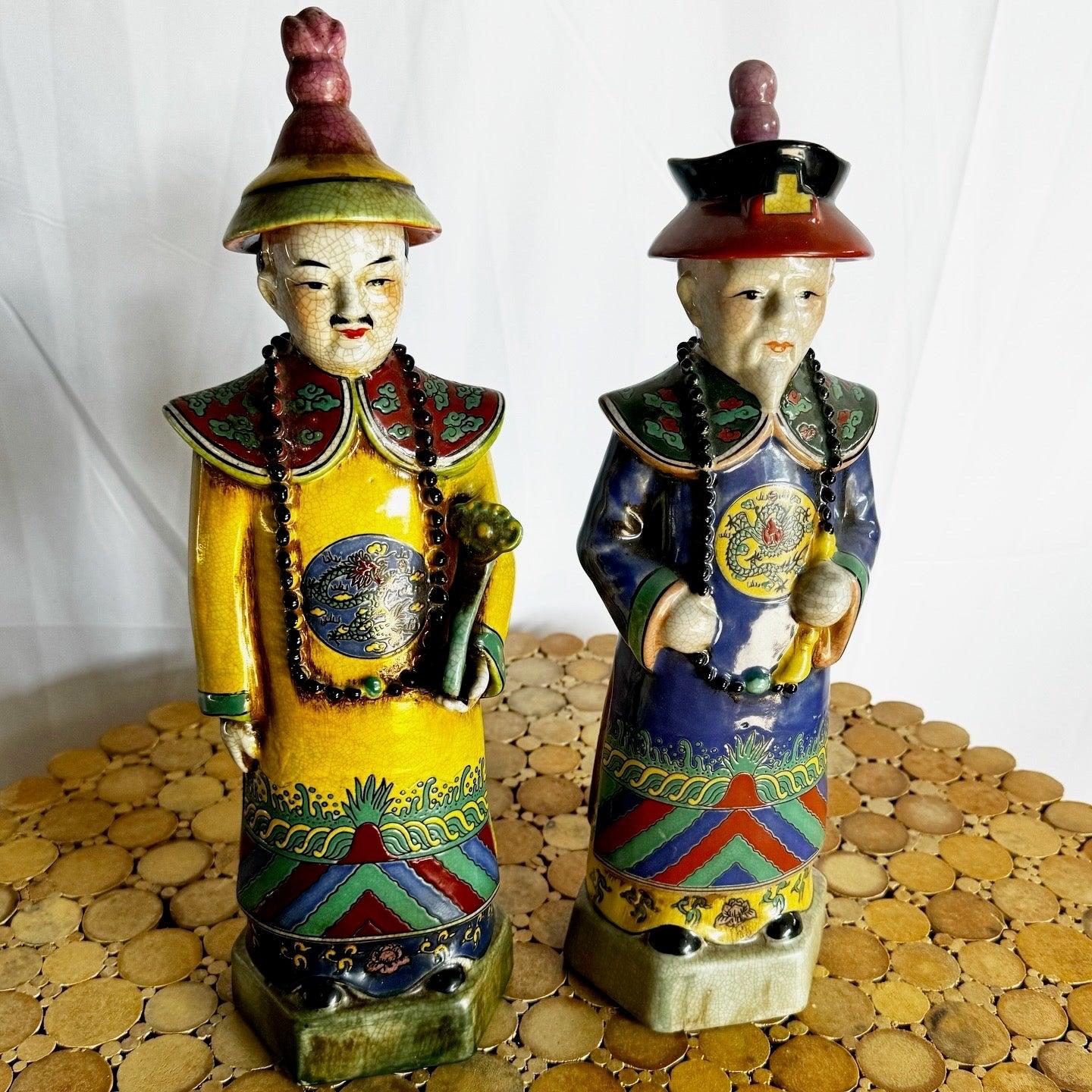 Exquisita pareja de esculturas de emperador de porcelana china pintadas a mano, con atuendo imperial tradicional, intrincados detalles y vibrantes colores.
 
 Vendemos artículos tal y como se adquieren, sin restaurar ni reparar. Las piezas antiguas