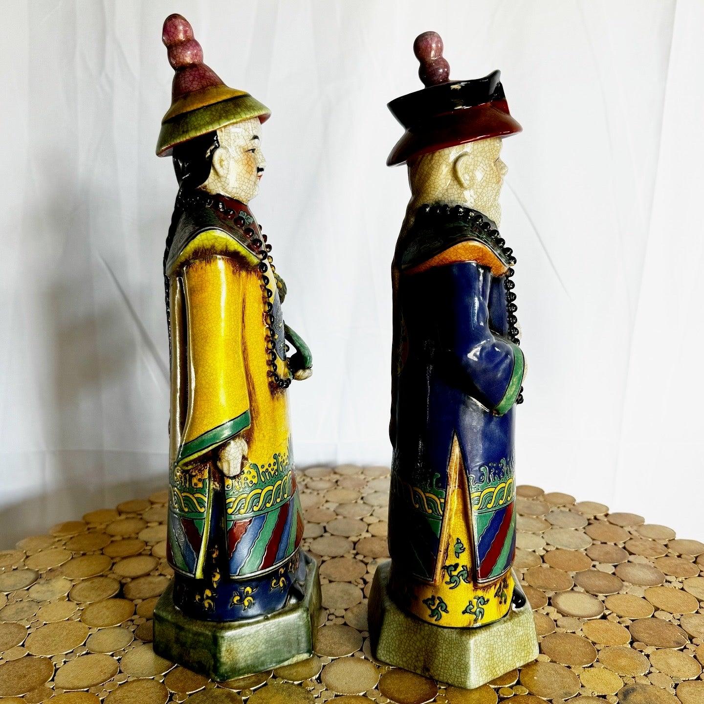 Esculturas de emperador de porcelana china pintadas a mano - 2 Piezas en Bueno estado para la venta en Delray Beach, FL