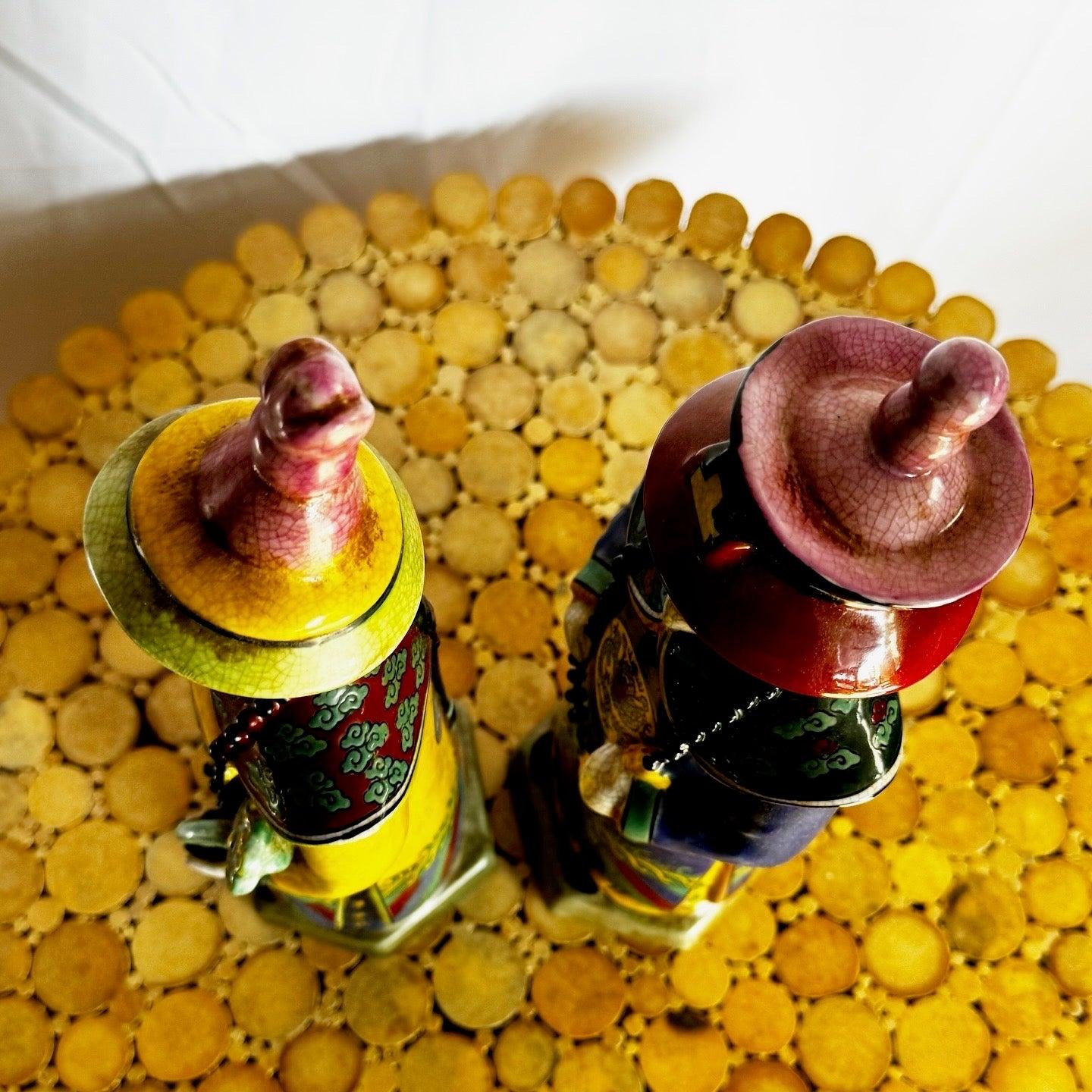Esculturas de emperador de porcelana china pintadas a mano - 2 Piezas siglo XX en venta