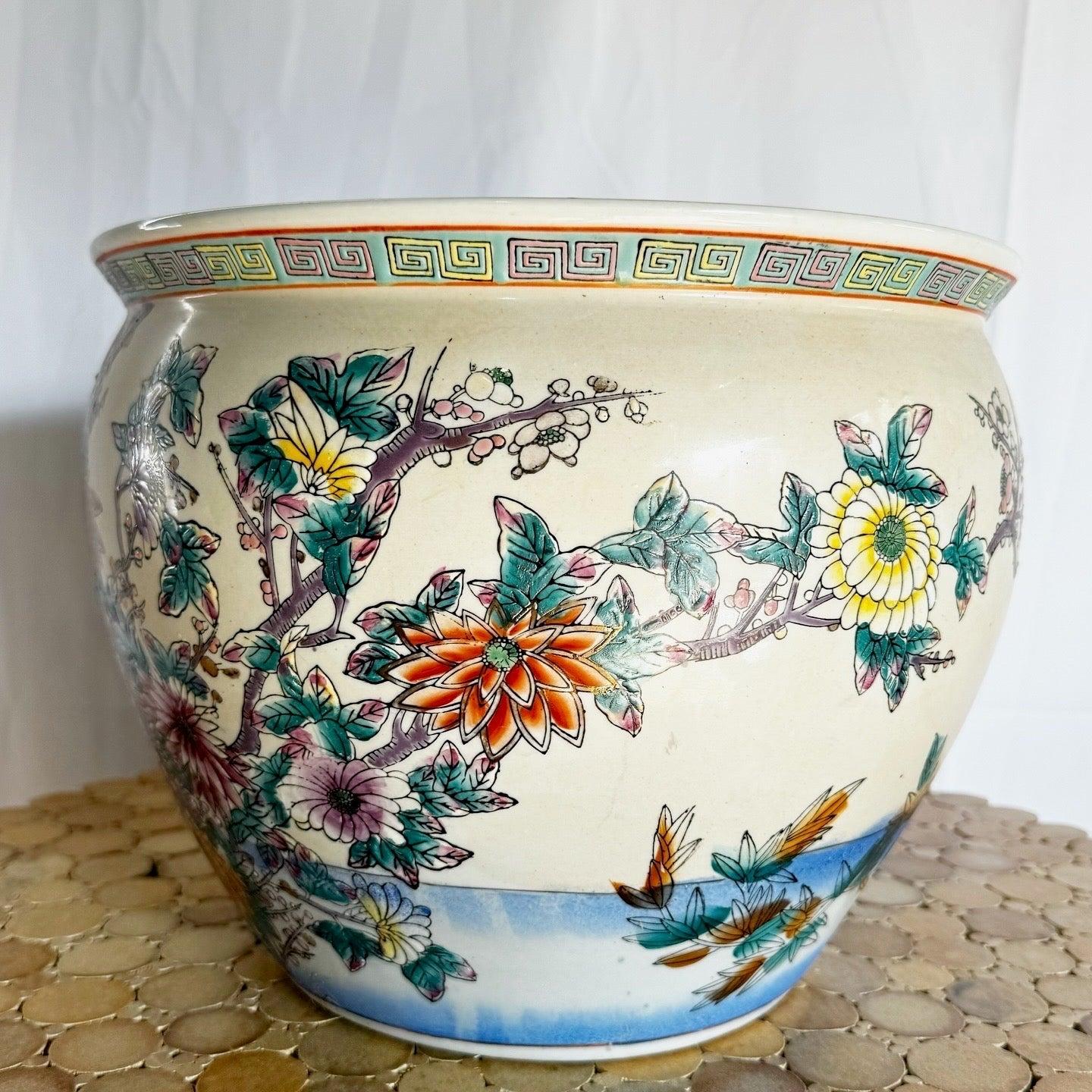 Bocal à poisson en porcelaine chinoise peinte à la main avec de vibrants motifs floraux et aquatiques, parfait comme bac à plantes ou comme élément décoratif élégant.
 
 Nous vendons les articles tels qu'ils ont été acquis, sans les restaurer ni les