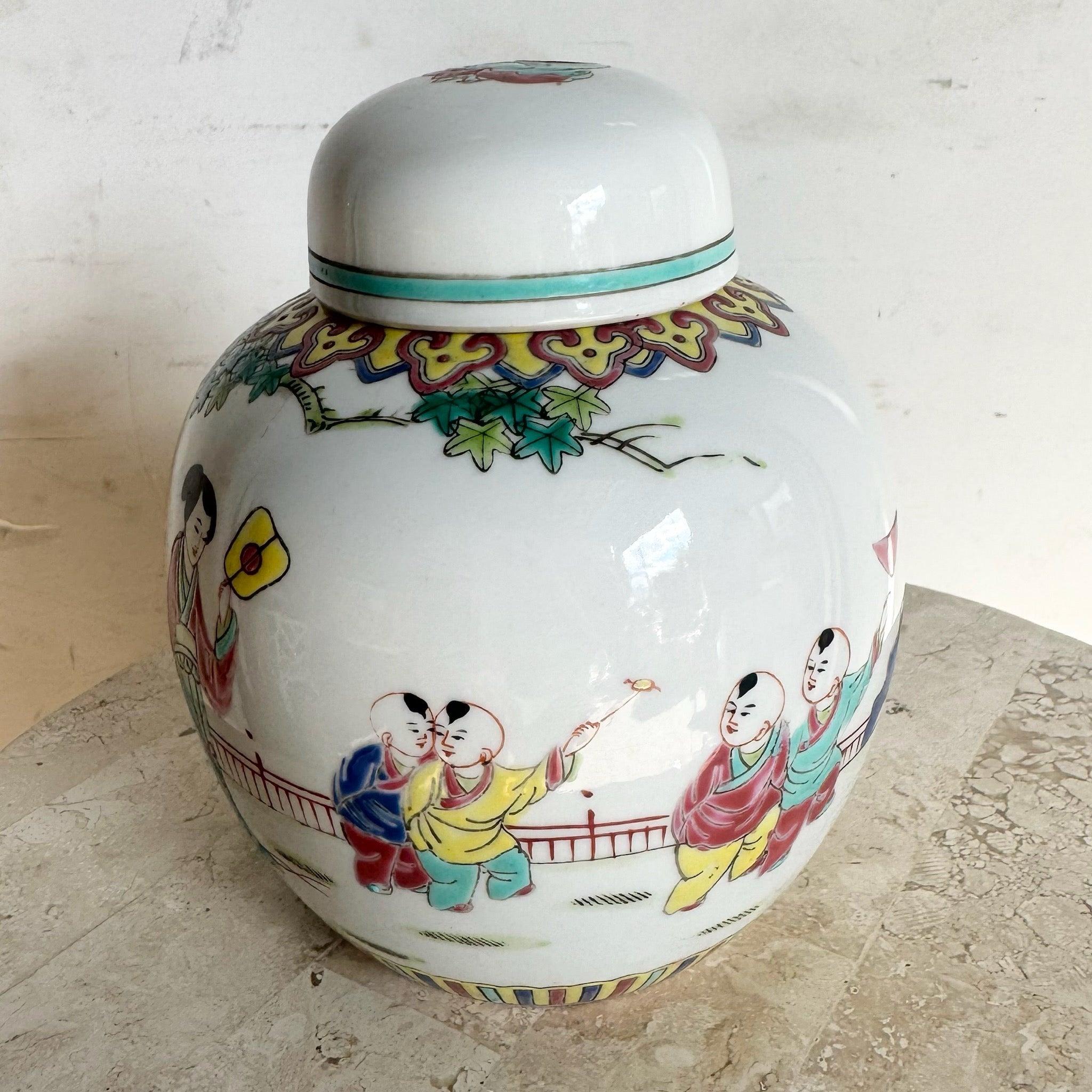 Barattolo di zenzero in porcellana cinese dipinta a mano con intricati motivi floreali e di vite, un accento decorativo perfetto per qualsiasi stanza.
 
 Vendiamo gli articoli così come sono stati acquistati, senza alcun restauro o riparazione. I