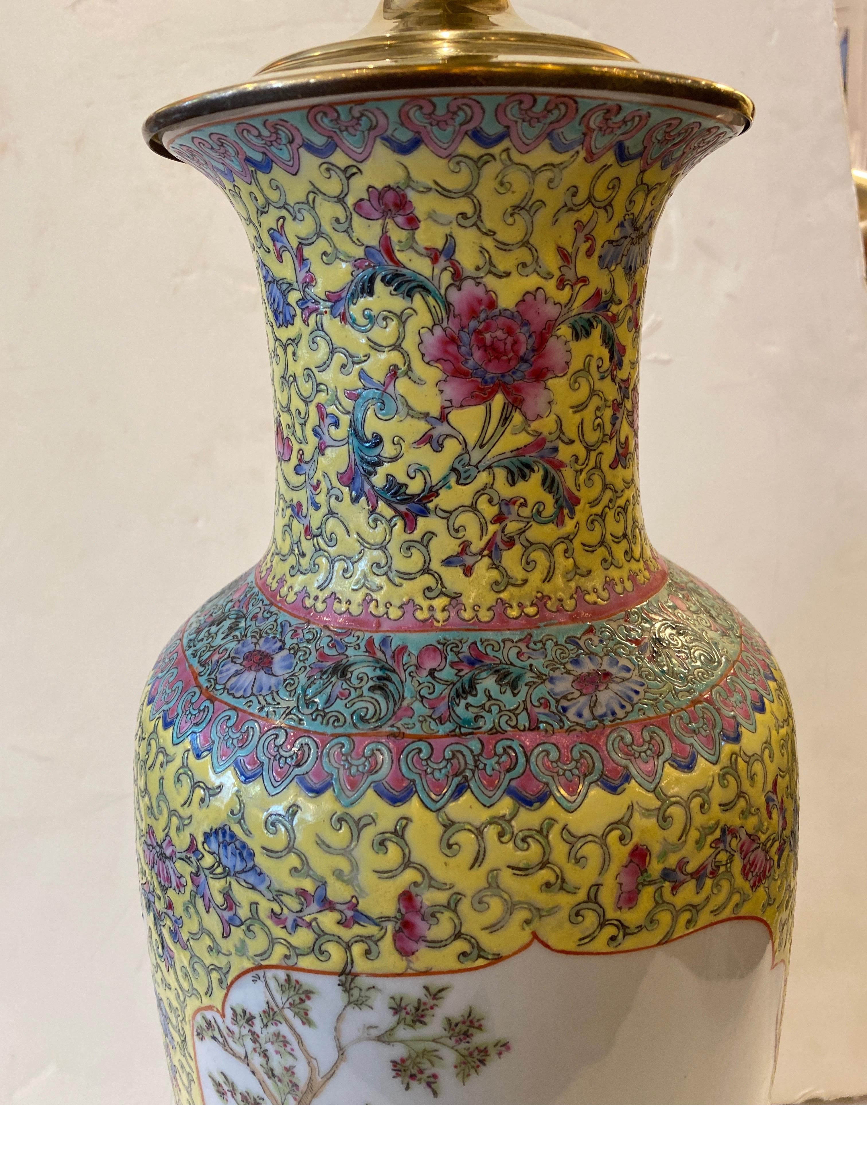 Lámpara de porcelana china pintada a mano Chino en venta