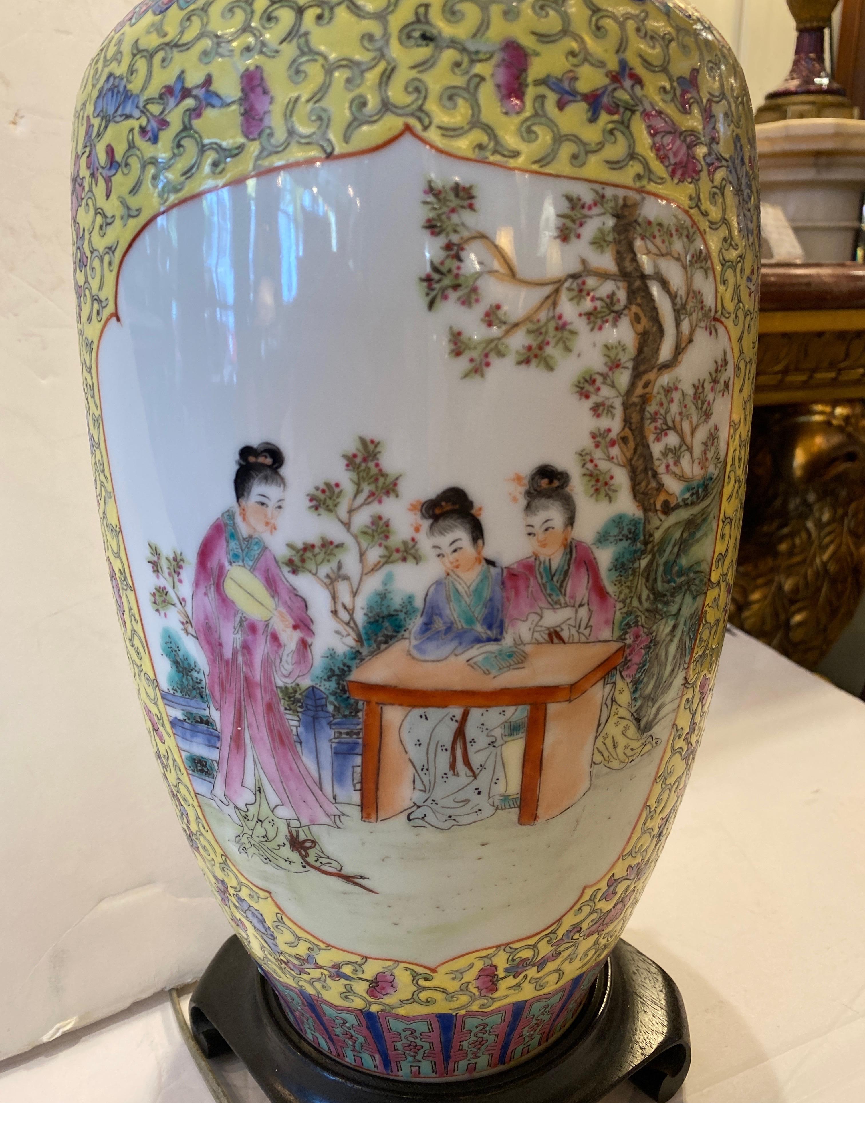 Chinesisches Porzellan Handgemalte Porzellanlampe (20. Jahrhundert) im Angebot