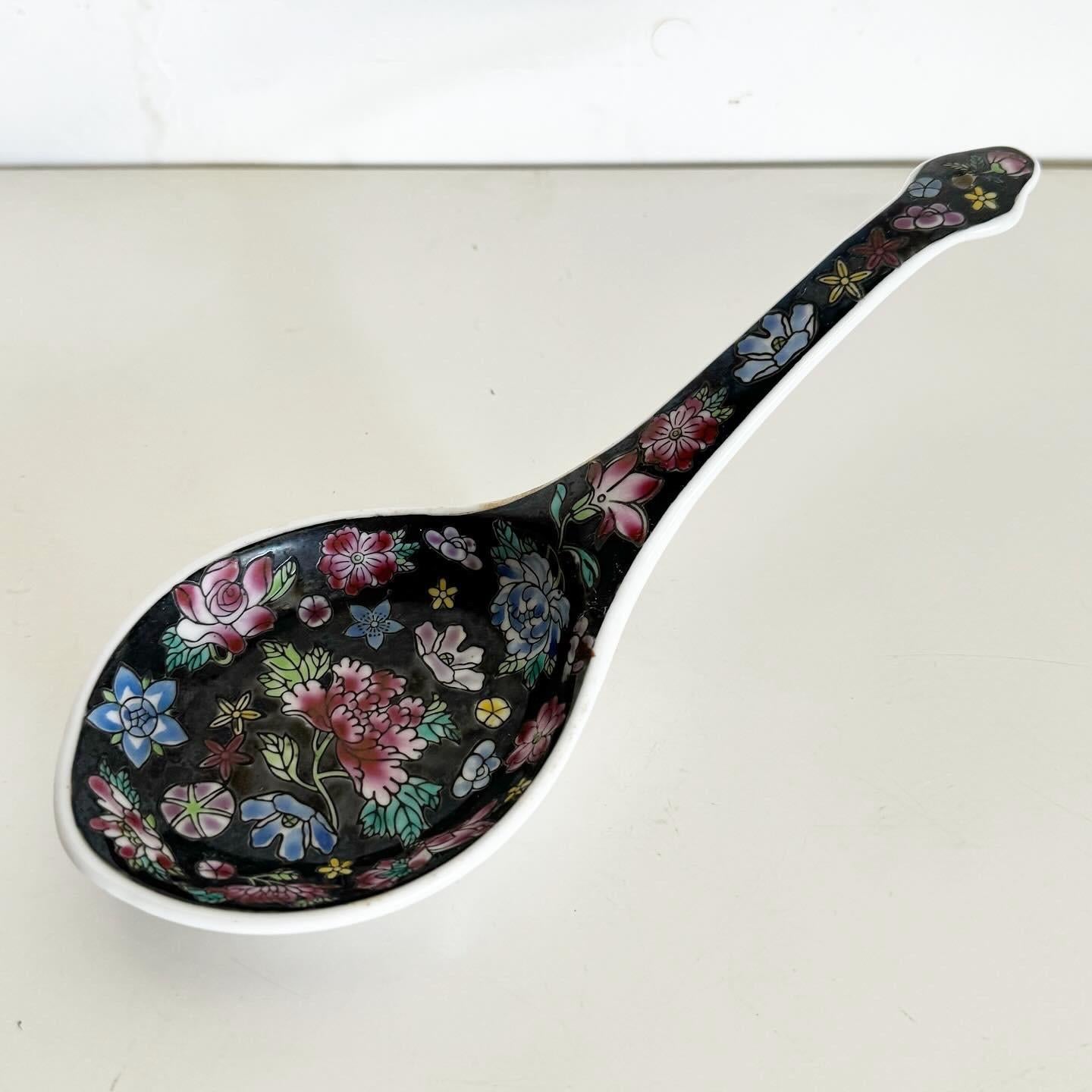Chinese Hand Painted Porcelain Spoon In Good Condition For Sale In Delray Beach, FL