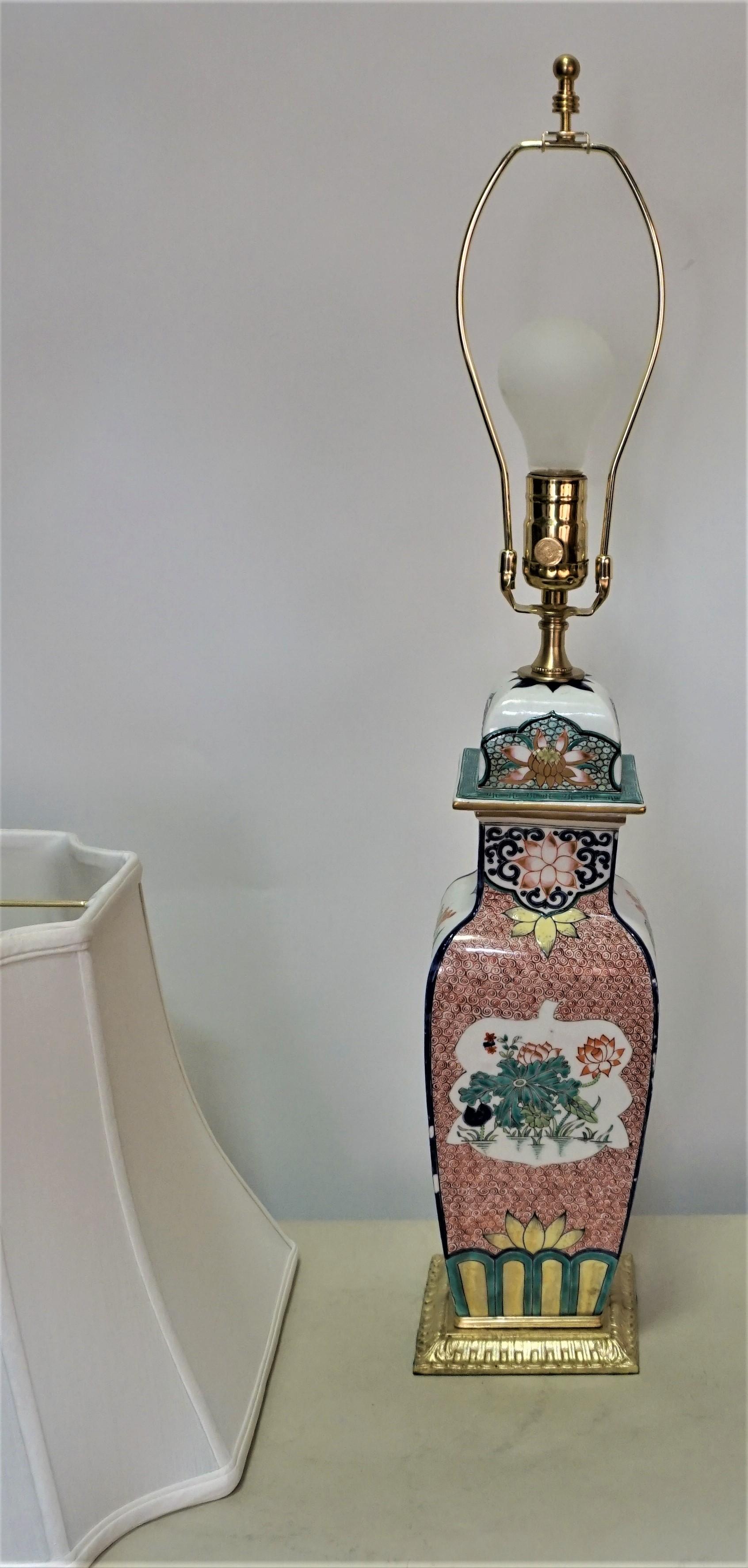 Chinese Hand Painted Porcelain Table Lamp In Good Condition For Sale In Fairfax, VA