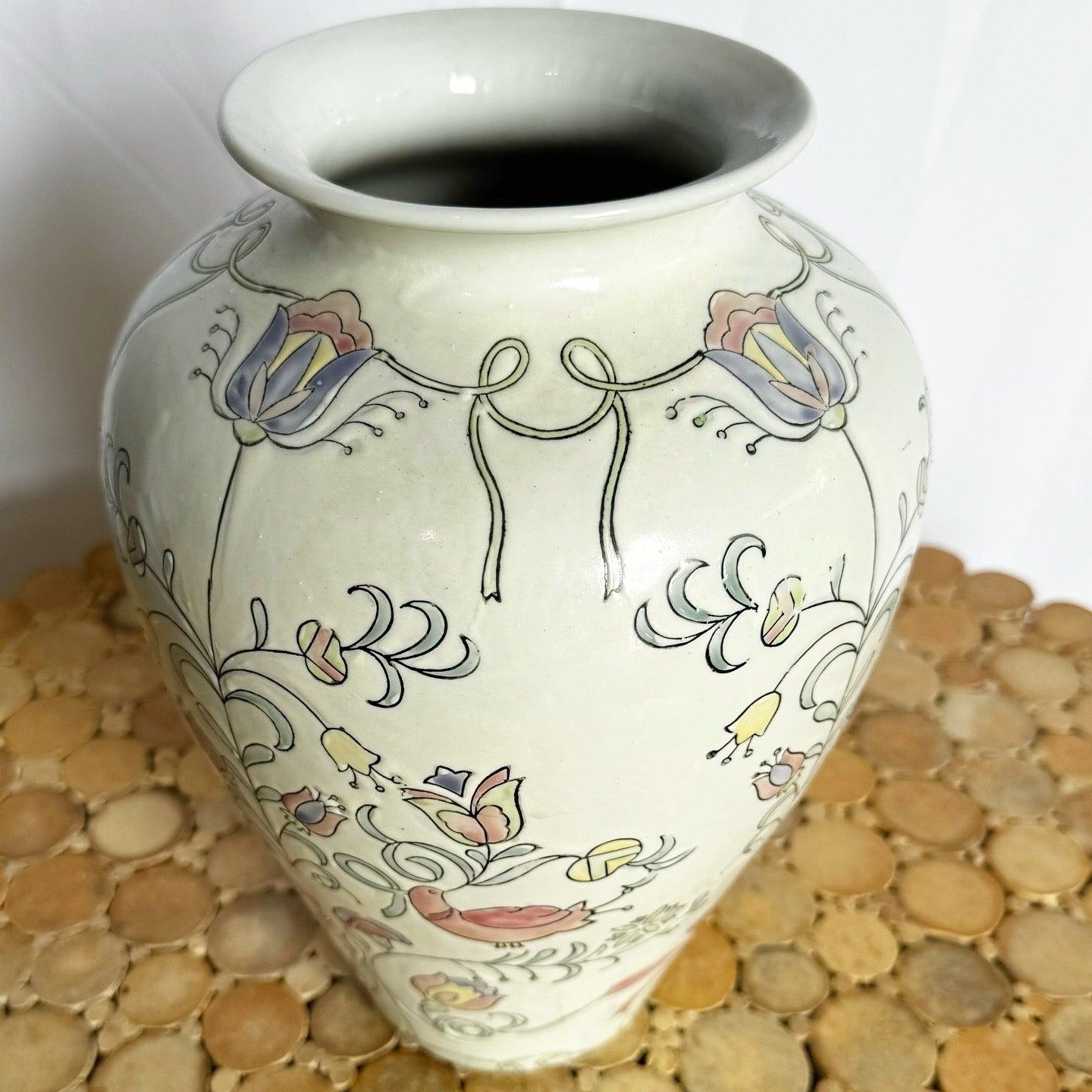 Vaso in porcellana cinese dipinto a mano da Jena Hall per Toyo con intricati motivi floreali e geometrici, perfetto per l'arredamento o come oggetto da collezione.
 
 Vendiamo gli articoli così come sono stati acquistati, senza alcun restauro o