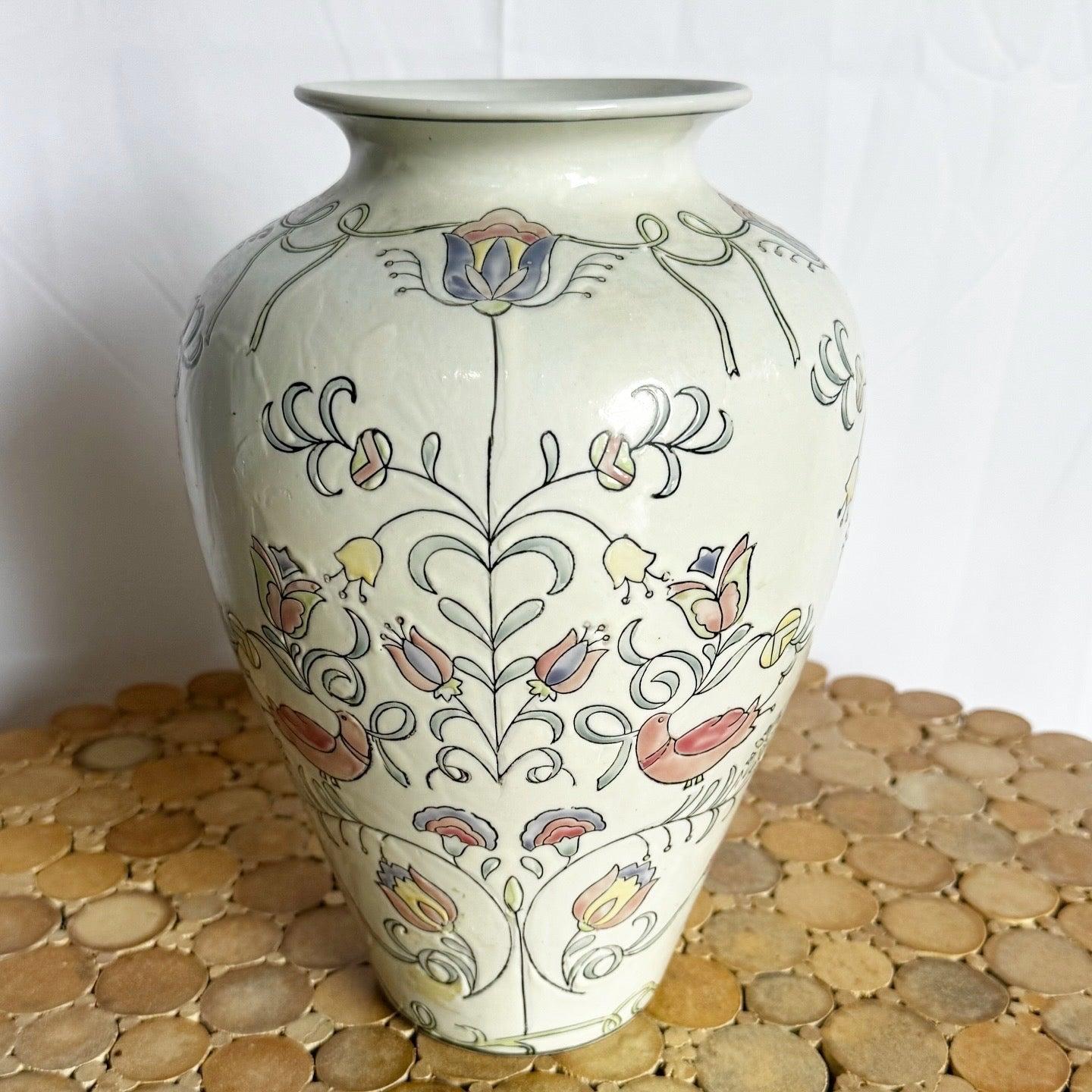 Macanese Vaso cinese in porcellana dipinto a mano di Jena Hall per Toyo in vendita