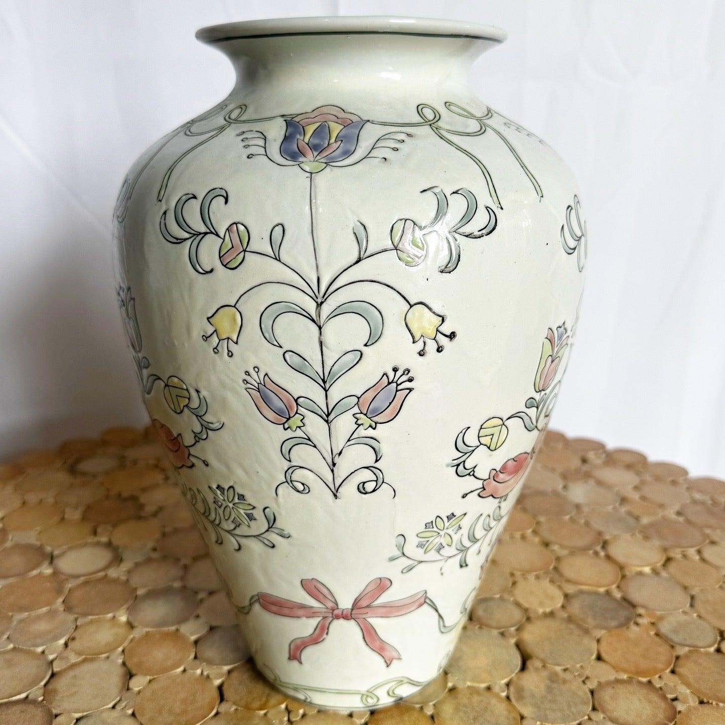 Vaso cinese in porcellana dipinto a mano di Jena Hall per Toyo In condizioni buone in vendita a Delray Beach, FL