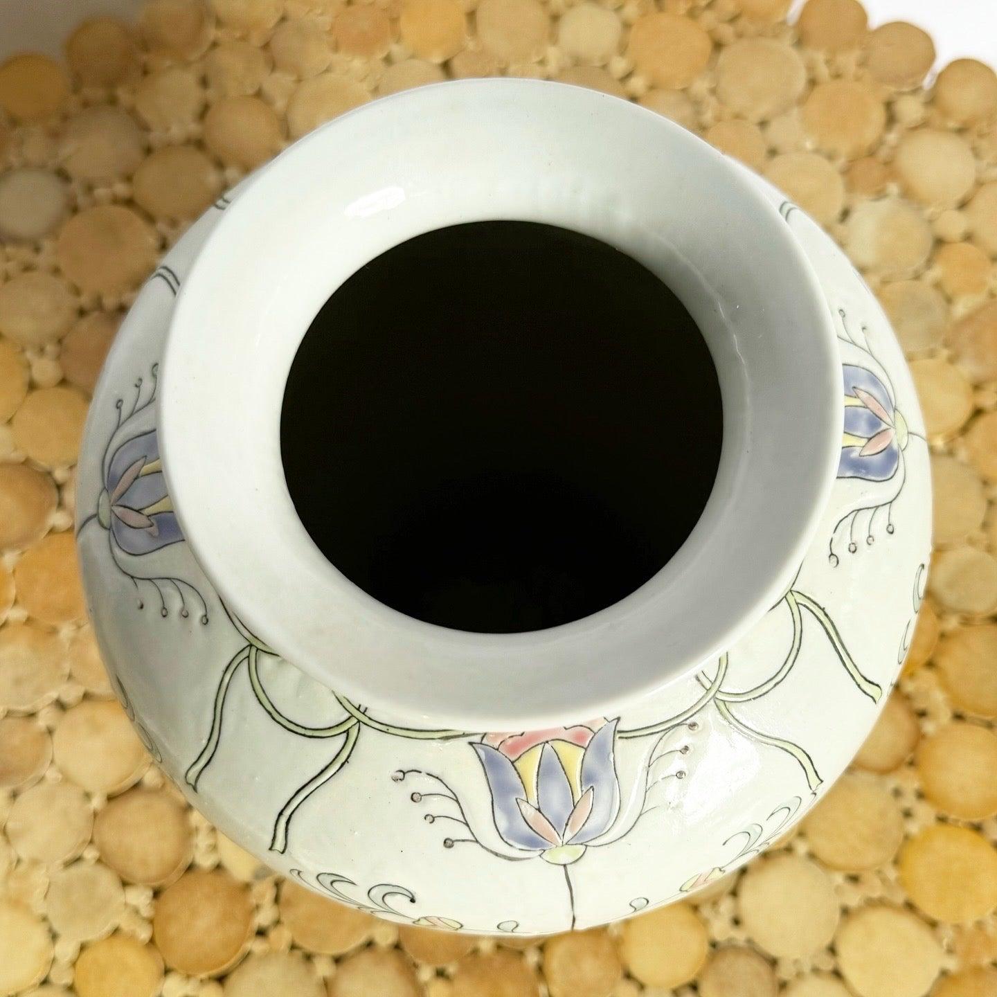 Fine XX secolo Vaso cinese in porcellana dipinto a mano di Jena Hall per Toyo in vendita
