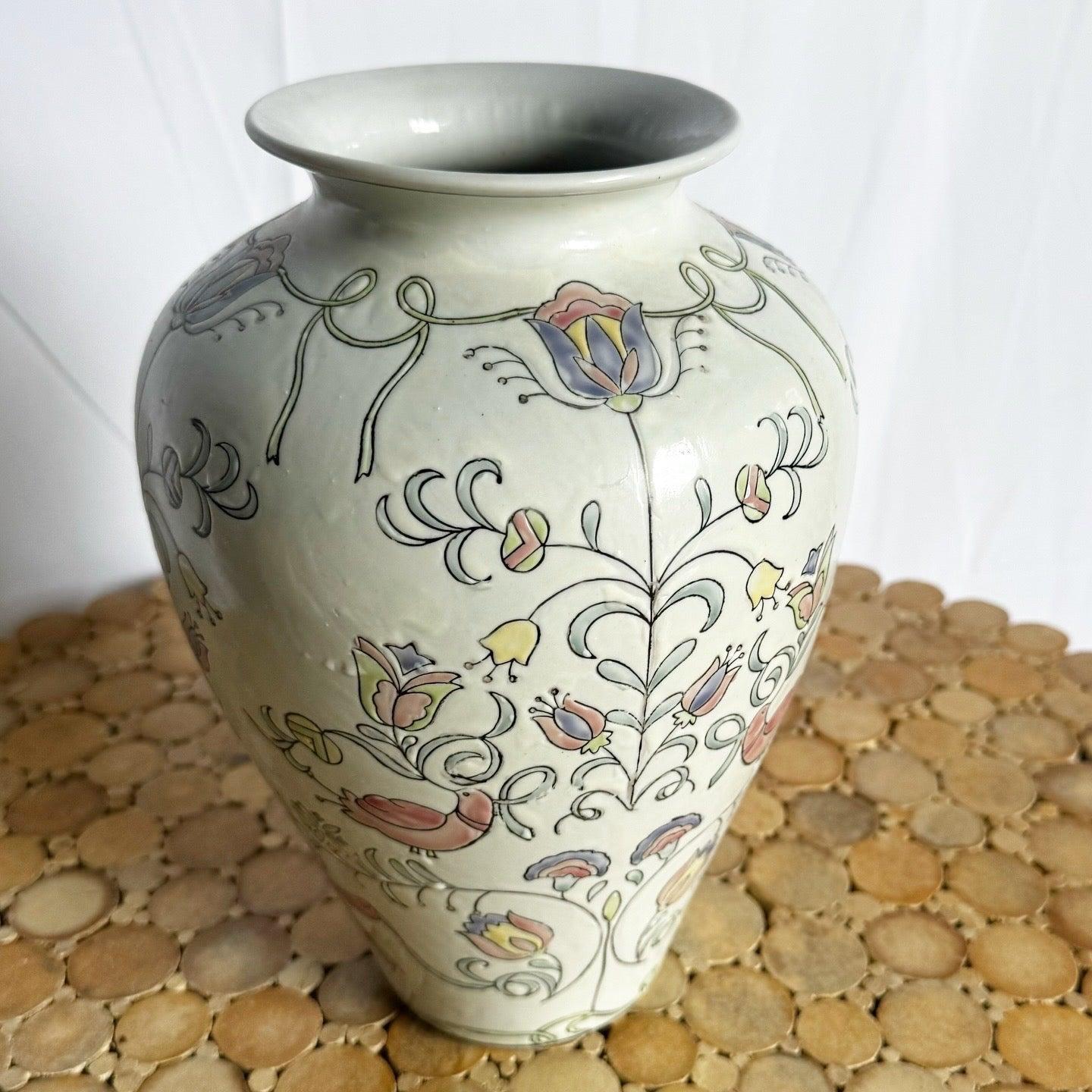Porcellana Vaso cinese in porcellana dipinto a mano di Jena Hall per Toyo in vendita