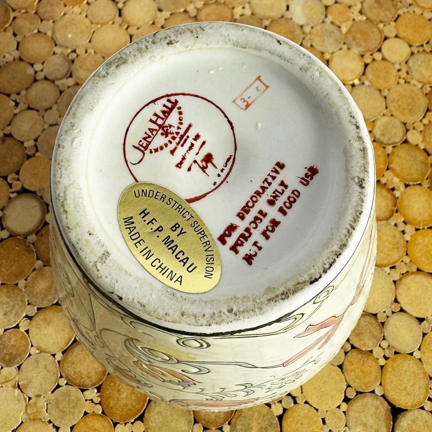 Vaso cinese in porcellana dipinto a mano di Jena Hall per Toyo in vendita 1