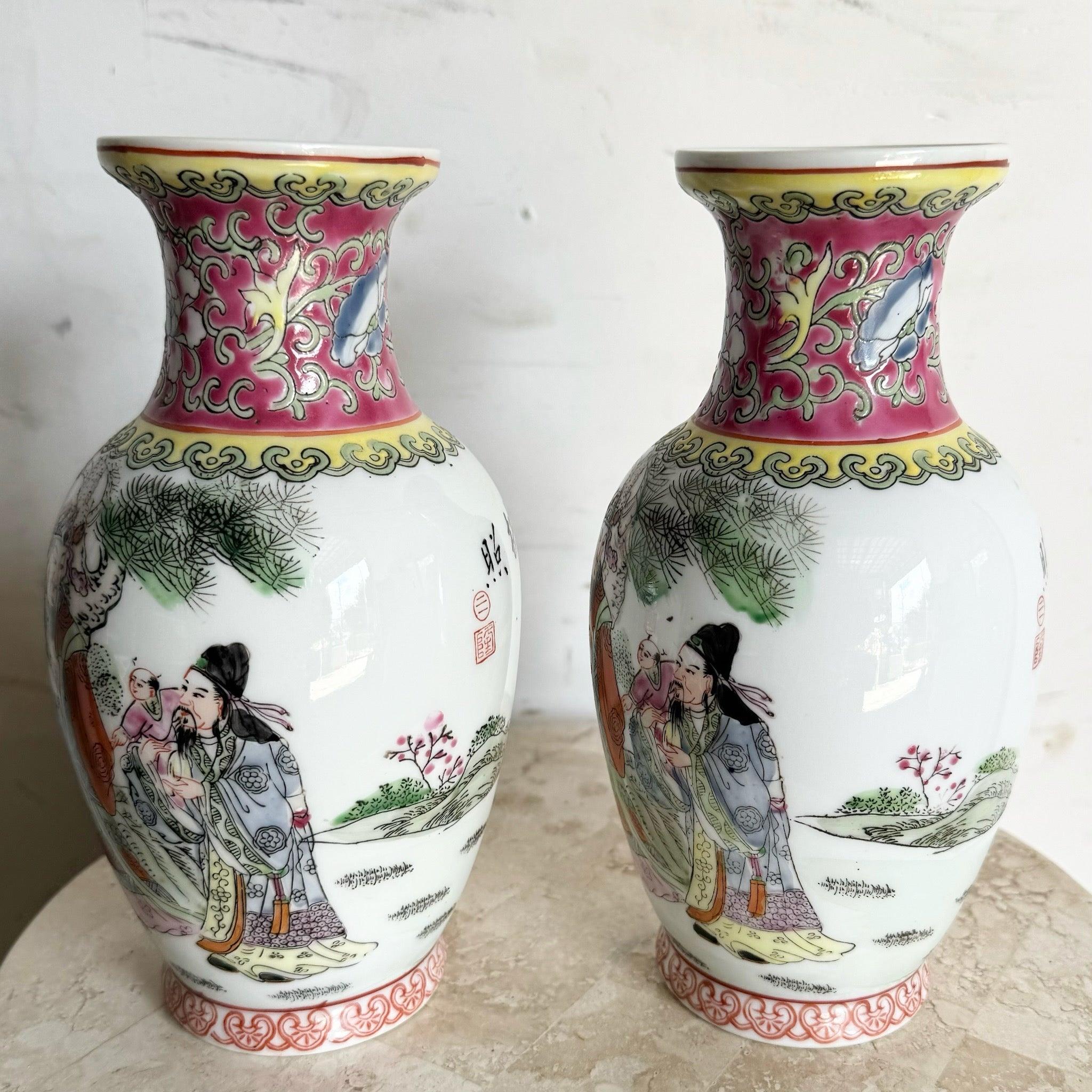 Coppia di vasi cinesi in porcellana dipinti a mano con intricati motivi floreali, che mettono in mostra l'arte tradizionale per creare dei centrotavola di grande effetto.
 
 Vendiamo gli articoli così come sono stati acquistati, senza alcun restauro