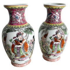 Paire de vases chinois en porcelaine peints à la main