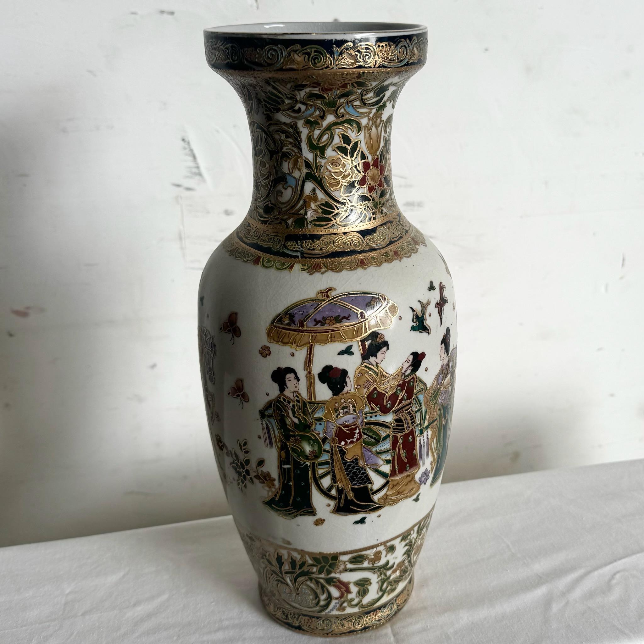 Rehaussez votre espace avec cet exquis vase Satsuma peint à la main par des Chinois. Avec ses détails complexes et ses couleurs vibrantes, ce vase magnifiquement travaillé témoigne de l'art traditionnel chinois. Parfait comme pièce décorative ou