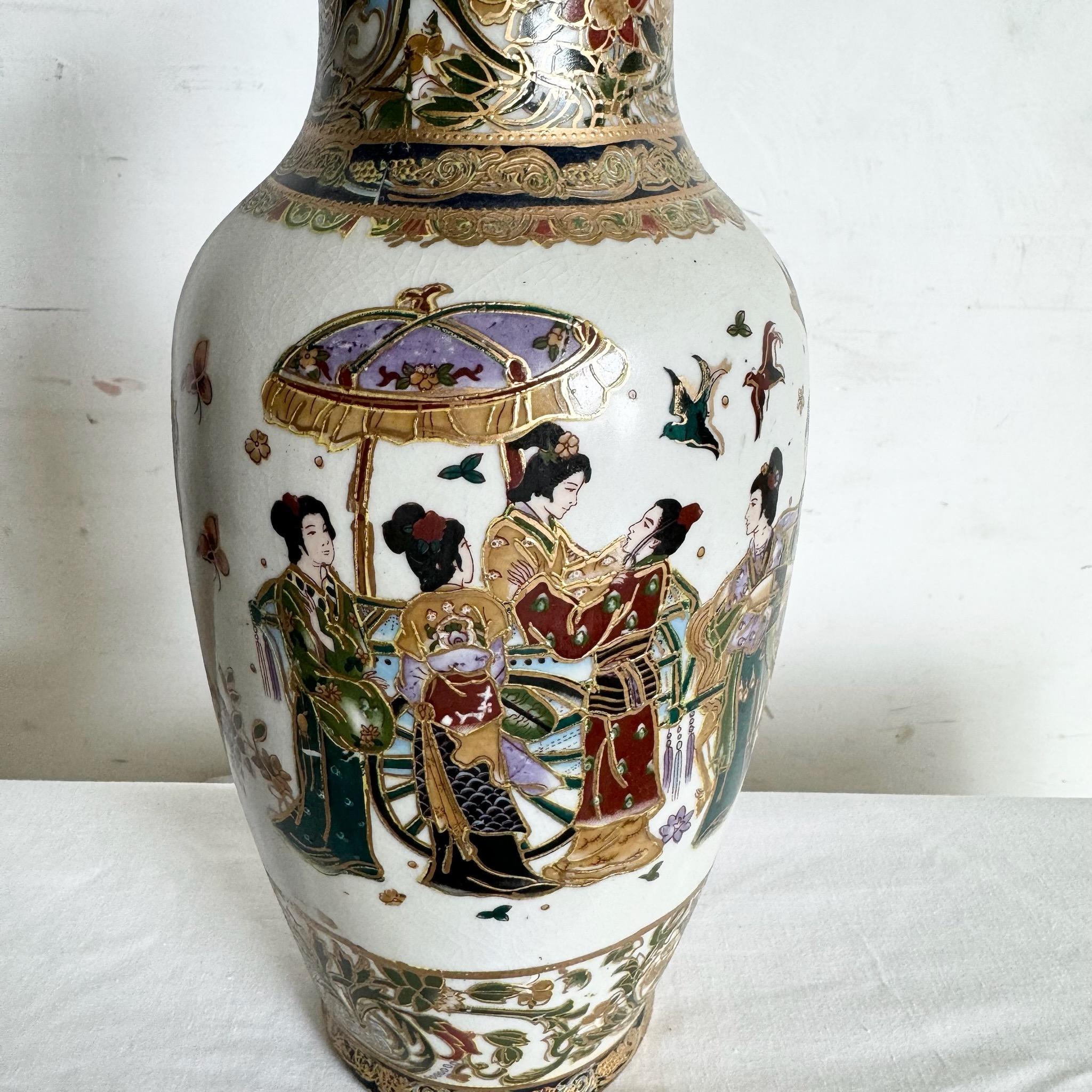 Vase chinois peint à la main Satsuma Bon état - En vente à Delray Beach, FL