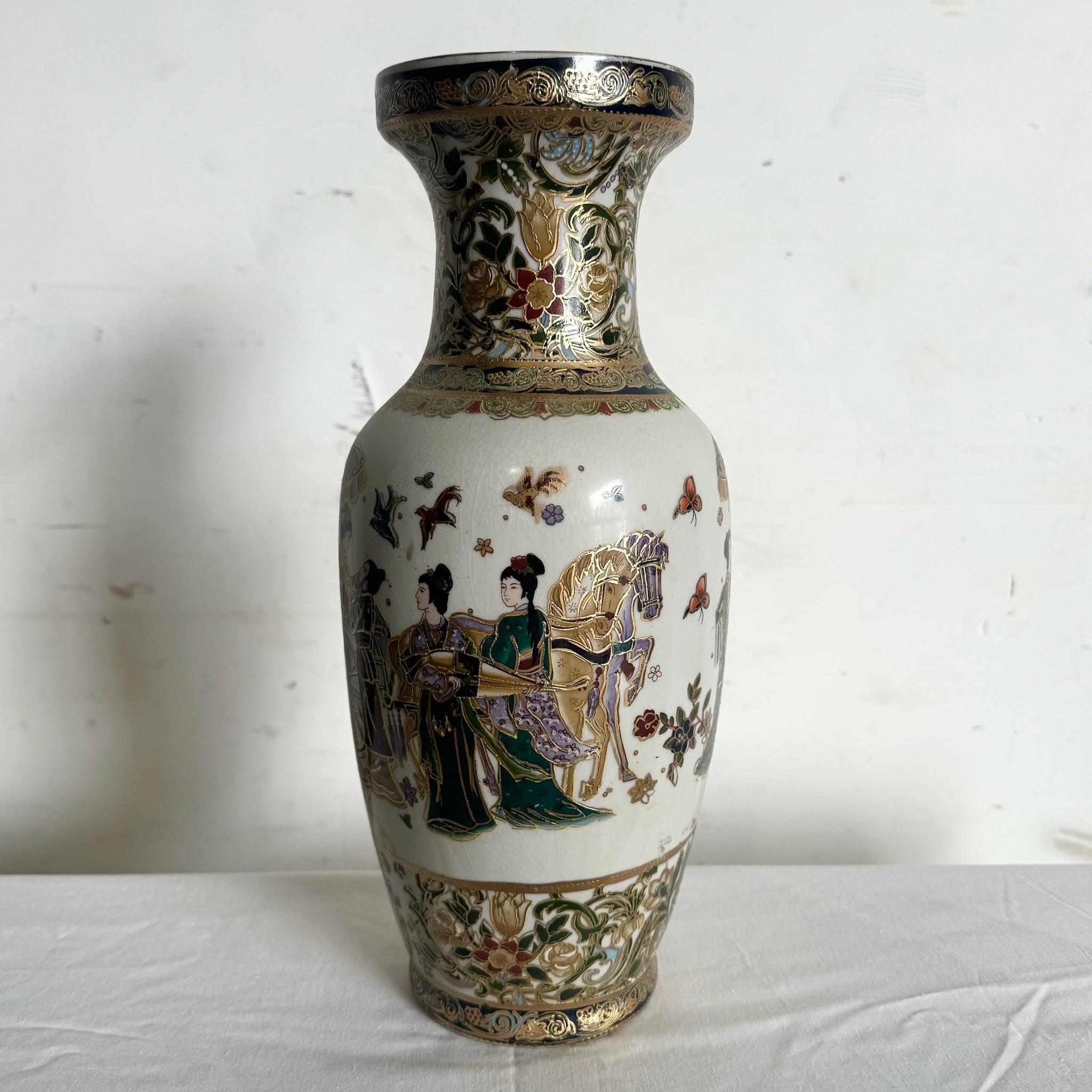 Fin du 20e siècle Vase chinois peint à la main Satsuma en vente