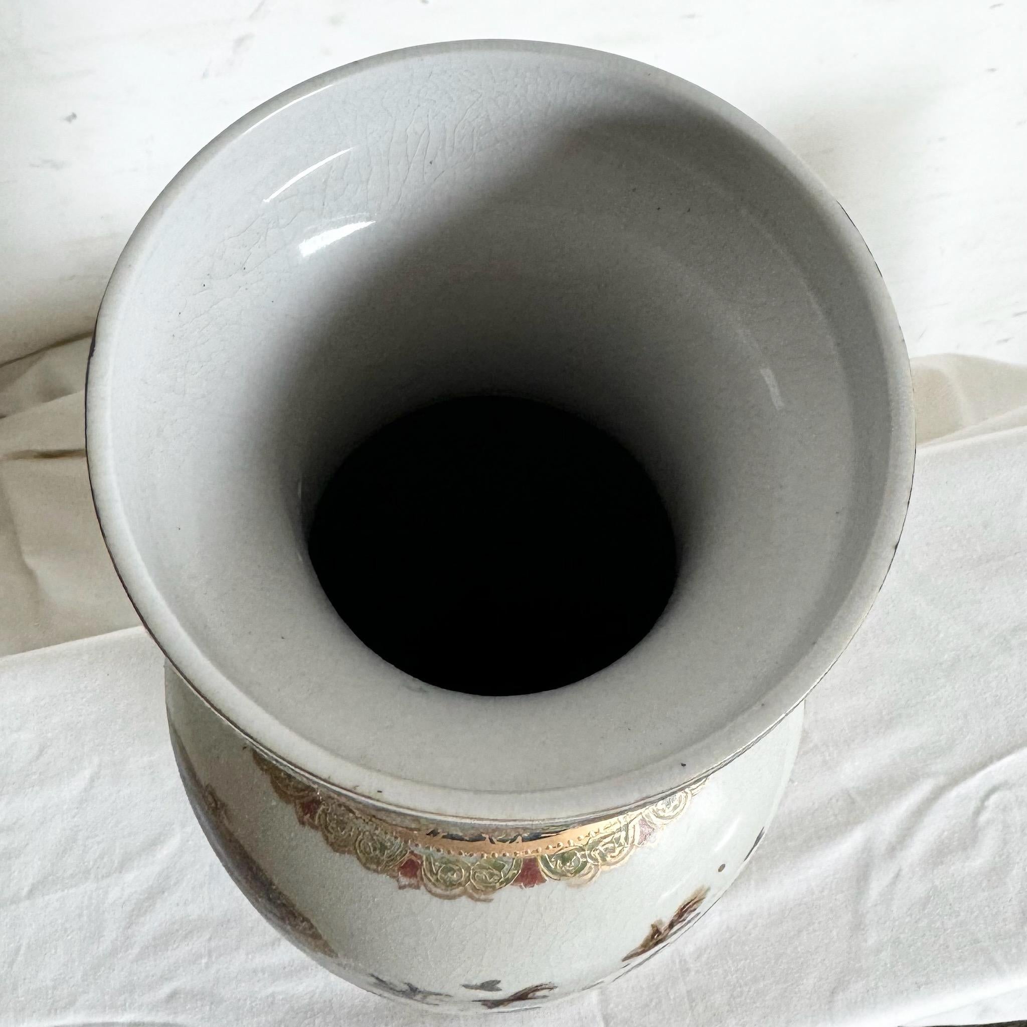 Vase chinois peint à la main Satsuma en vente 2