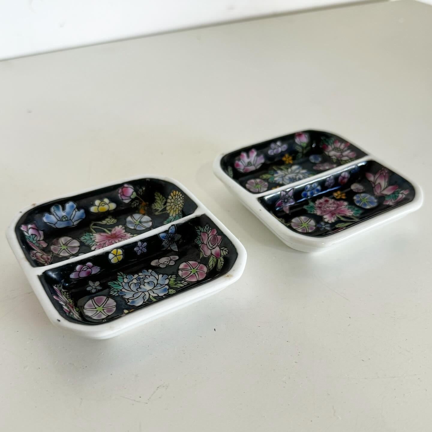 Late 20th Century Chinese Hand Painted Small Porcelain Dishes - a Pair For Sale