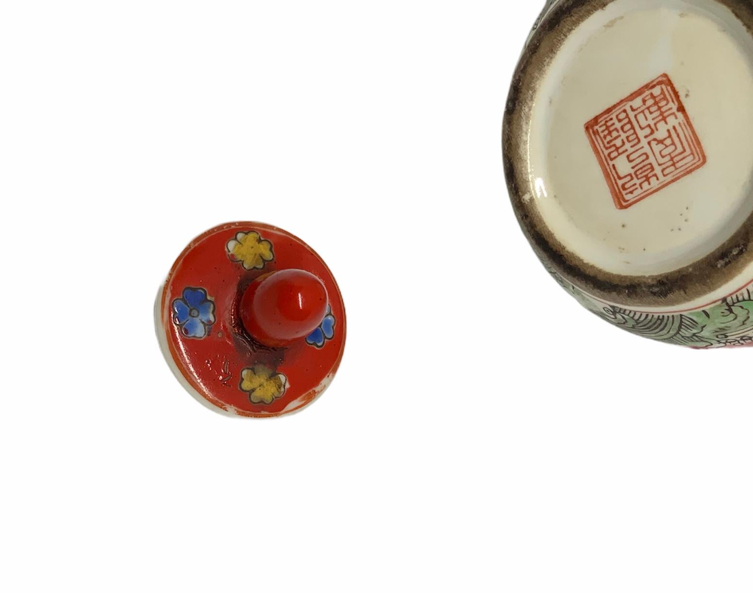 20ième siècle Petite théière ou pot à vin chinois peint à la main en vente