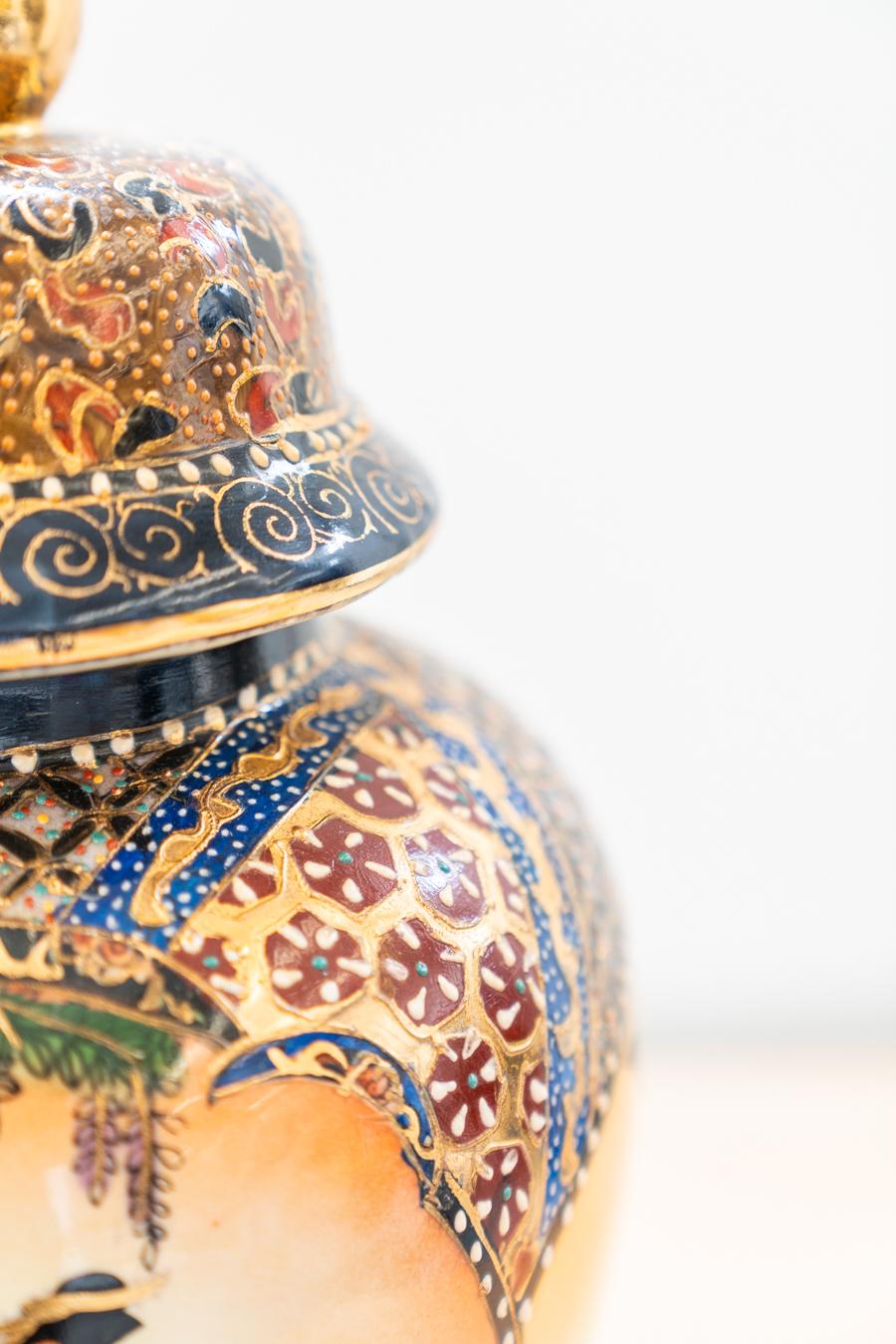 Chinesische handbemalte Vase, 1960er-Jahre (Chinoiserie) im Angebot