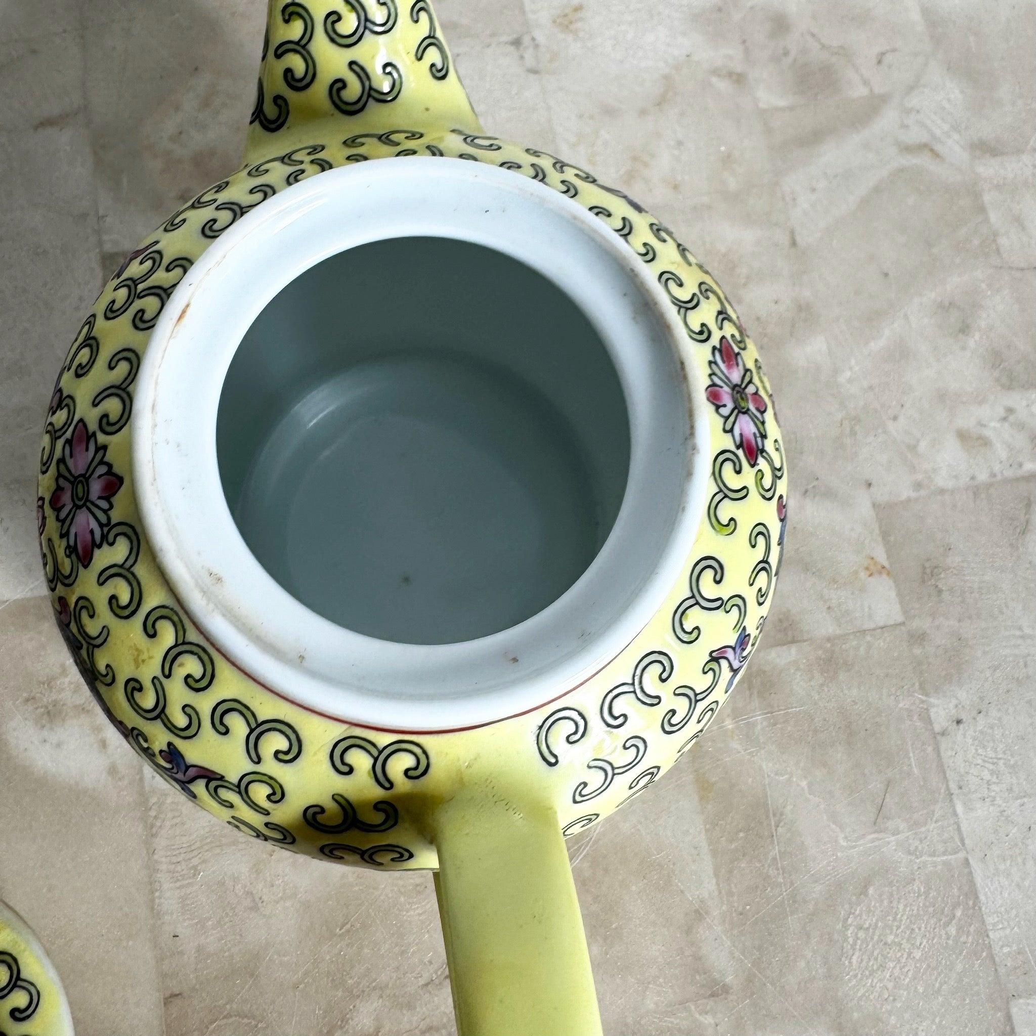 Chinese Hand Painted Yellow Floral Porcelain Famille Tea Pot In Good Condition For Sale In Delray Beach, FL