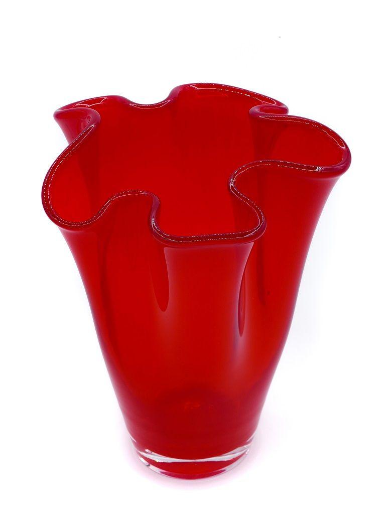 Diese chinesische Taschentuchvase ist ein dekoratives Objekt, das im 20. Jahrhundert in China hergestellt wurde.

Rote Glasvase in ausgezeichnetem Zustand. 

Abmessungen: cm 24,5 x 19.

Die asymmetrischen, flatternden Spitzen machen diese Vase