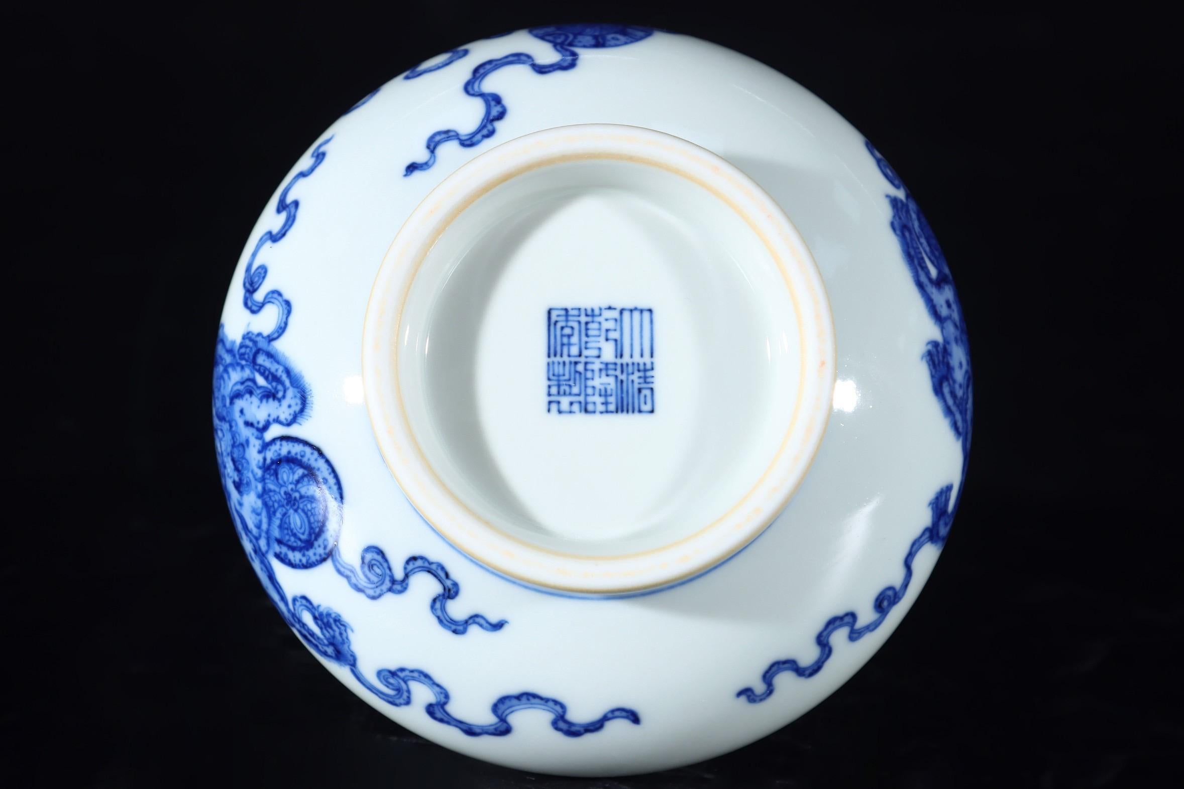 Jarrón de porcelana china vintage hecho a mano con leones azules y blancos en venta 4
