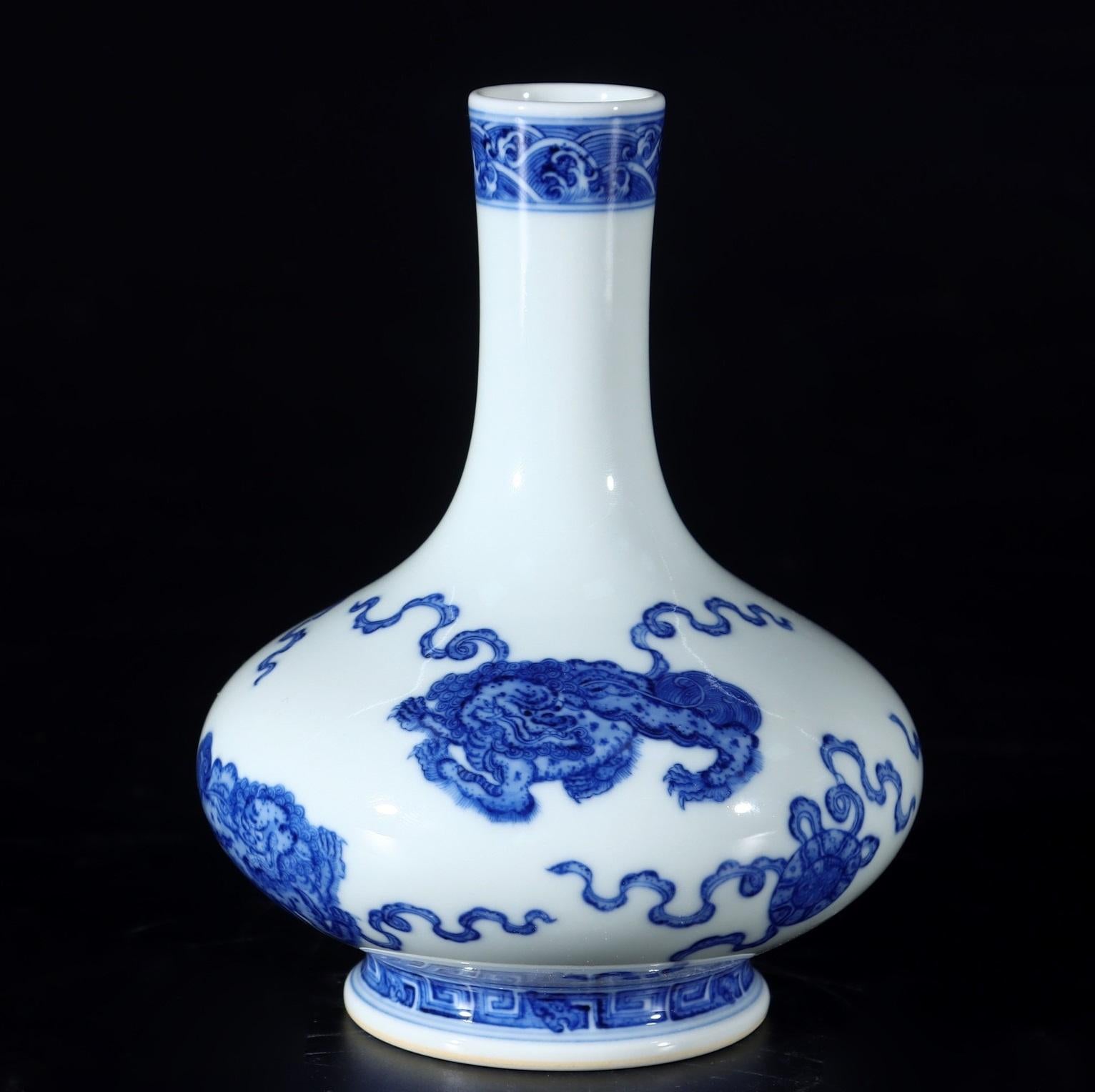 Diese handgefertigte blau-weiße Löwen-Porzellanvase ist ein wirklich einzigartiges und besonderes Sammlerstück aus China. 

In der chinesischen Kultur symbolisiert der Löwe Macht, Schutz und Glückseligkeit. Sie werden oft paarweise als