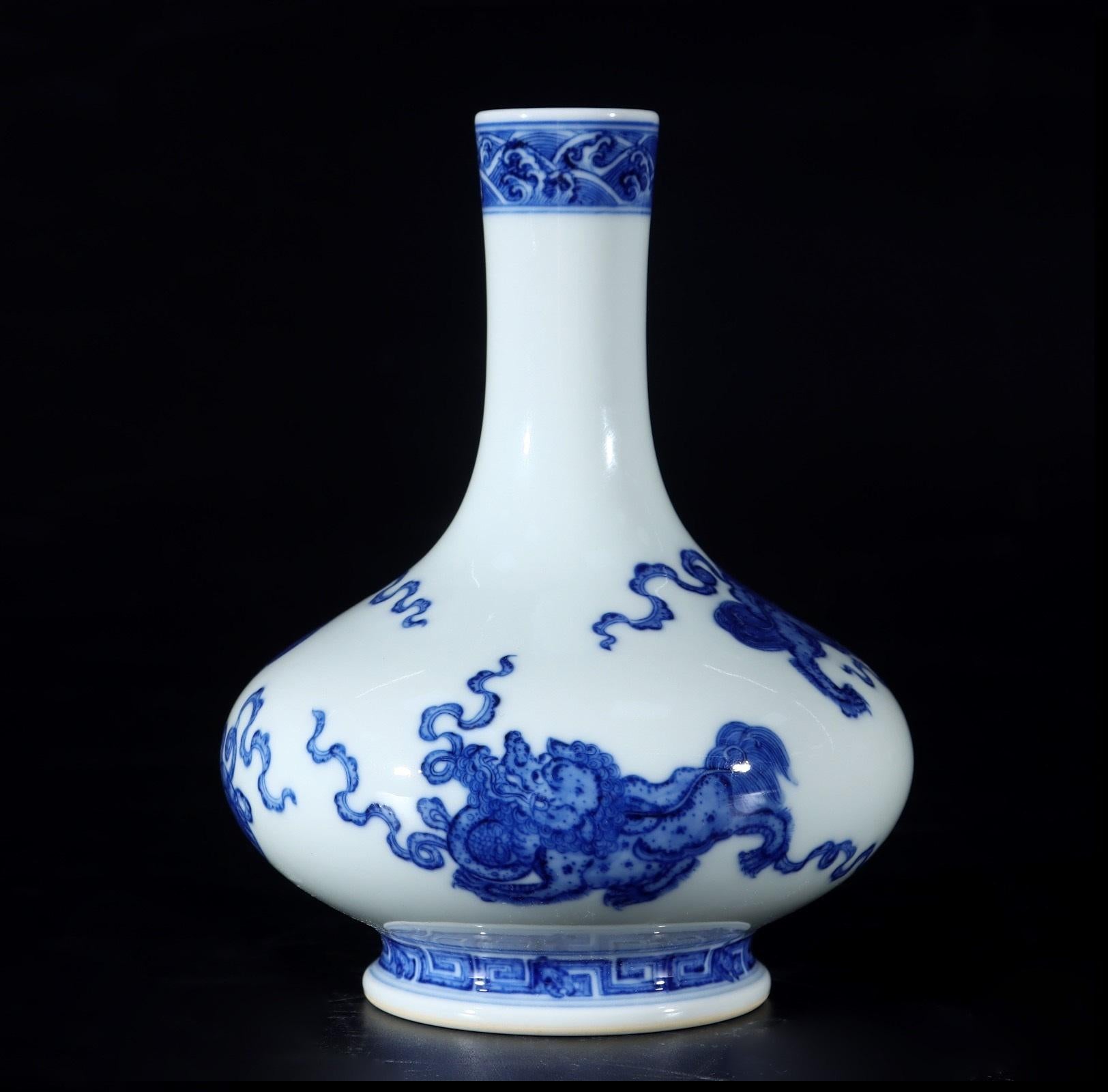 Vase chinois en porcelaine bleu blanc Lions, fait main, en stock Excellent état - En vente à 景德镇市, CN