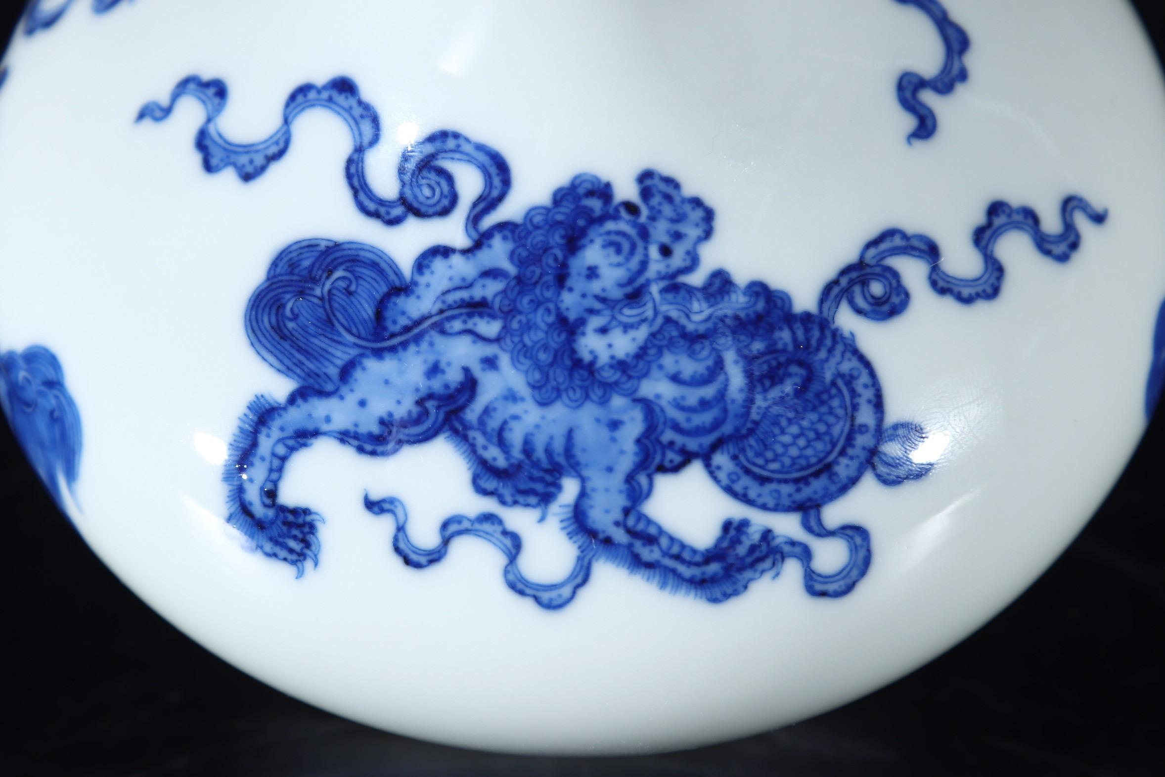 Vase chinois en porcelaine bleu blanc Lions, fait main, en stock en vente 1