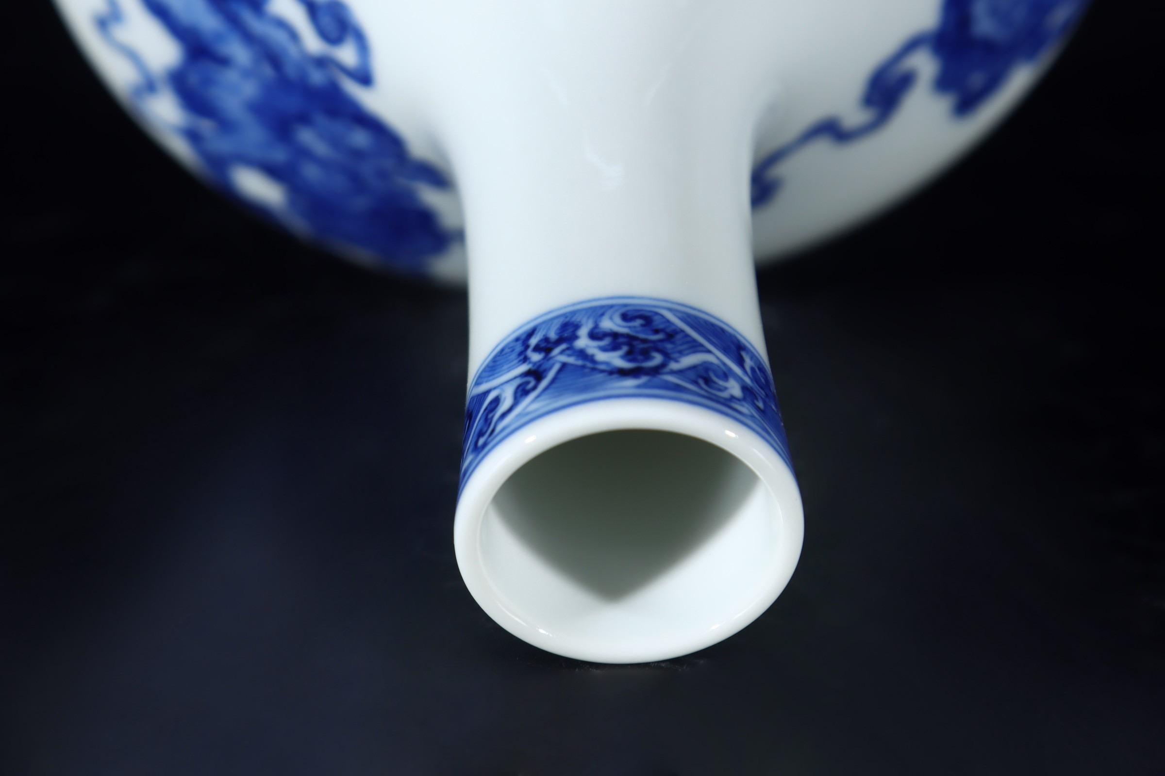 Chinese Handmade Blue White Lions Porcelain Vase, in Stock For Sale 3