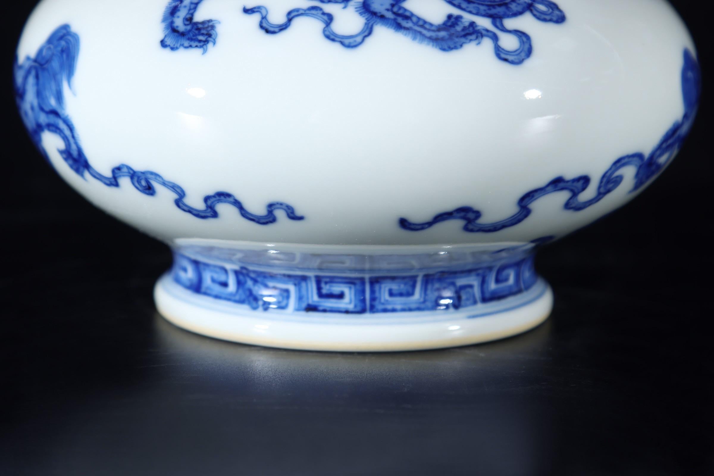 Chinese Handmade Blue White Lions Porcelain Vase, in Stock For Sale 3