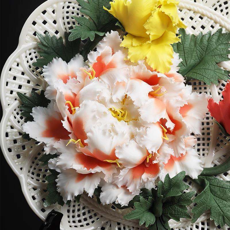 Chinese Handmade Exquisite Porcelain Floral Decorative Plate Sculpture Art In Excellent Condition For Sale In 景德镇市, CN