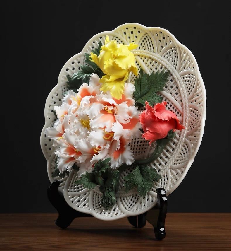 Chinese Handmade Exquisite Porcelain Floral Decorative Plate Sculpture Art For Sale 2