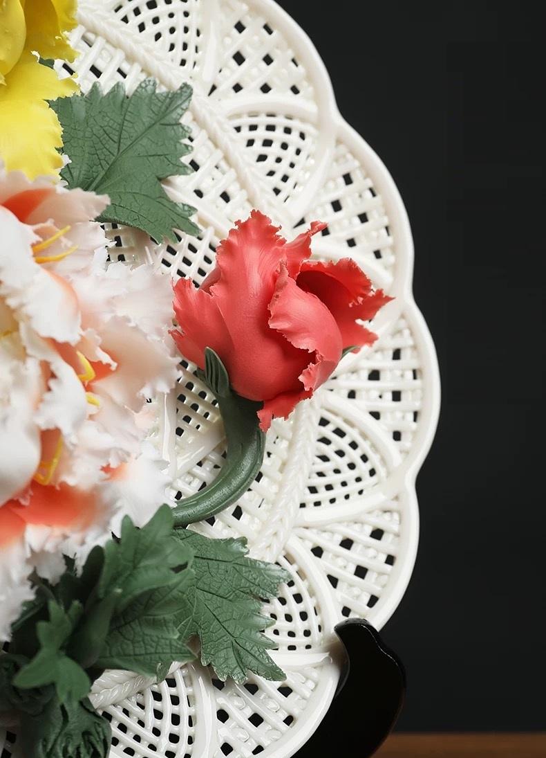 Chinese Handmade Exquisite Porcelain Floral Decorative Plate Sculpture Art For Sale 4