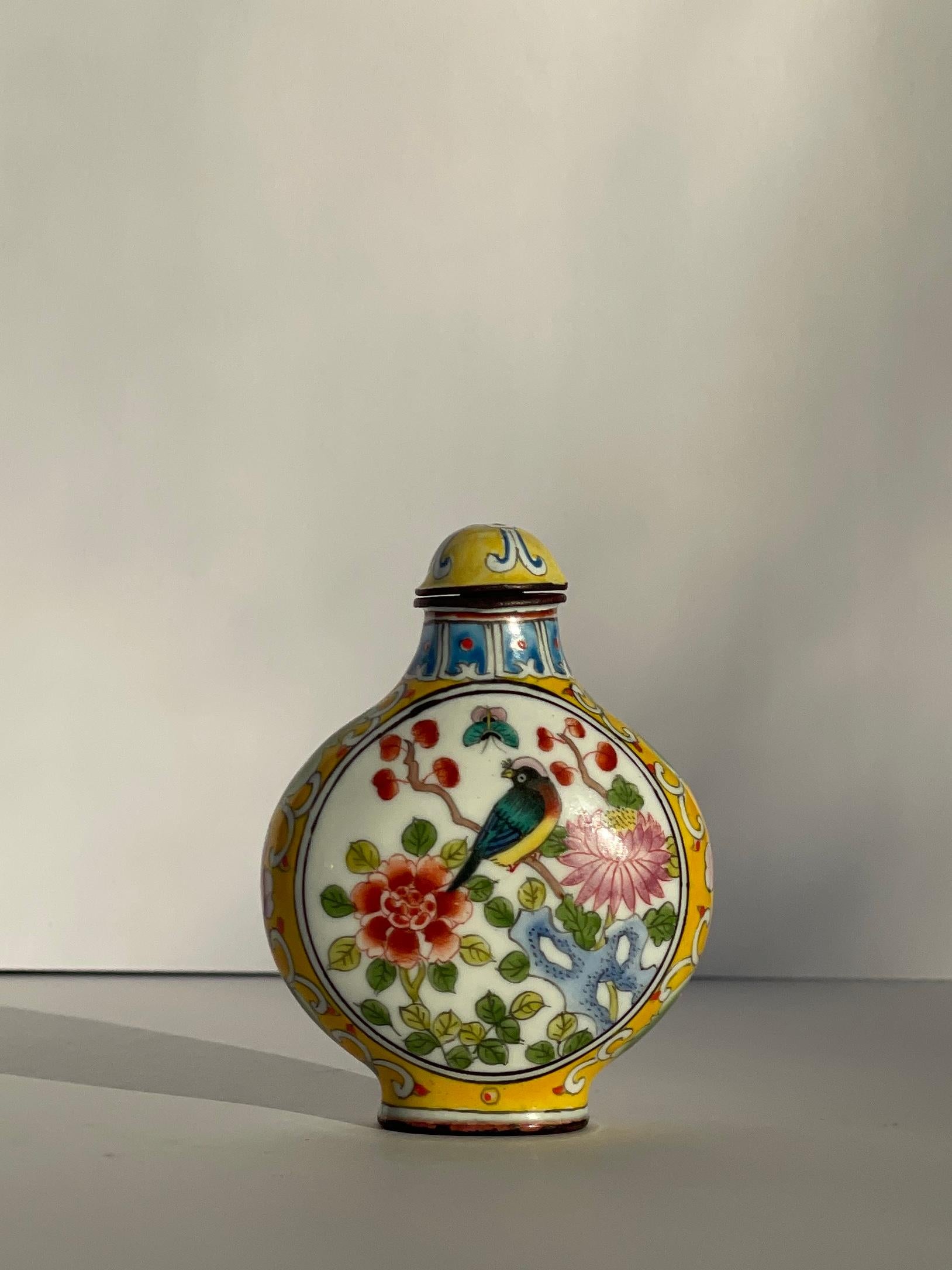 Questa squisita tabacchiera cinese a smalto del XX secolo presenta un bellissimo disegno dipinto a mano in stile famille rose, con peonie vivaci e motivi tradizionali. Il marchio Qianlong sulla base suggerisce un legame con l'epoca imperiale,