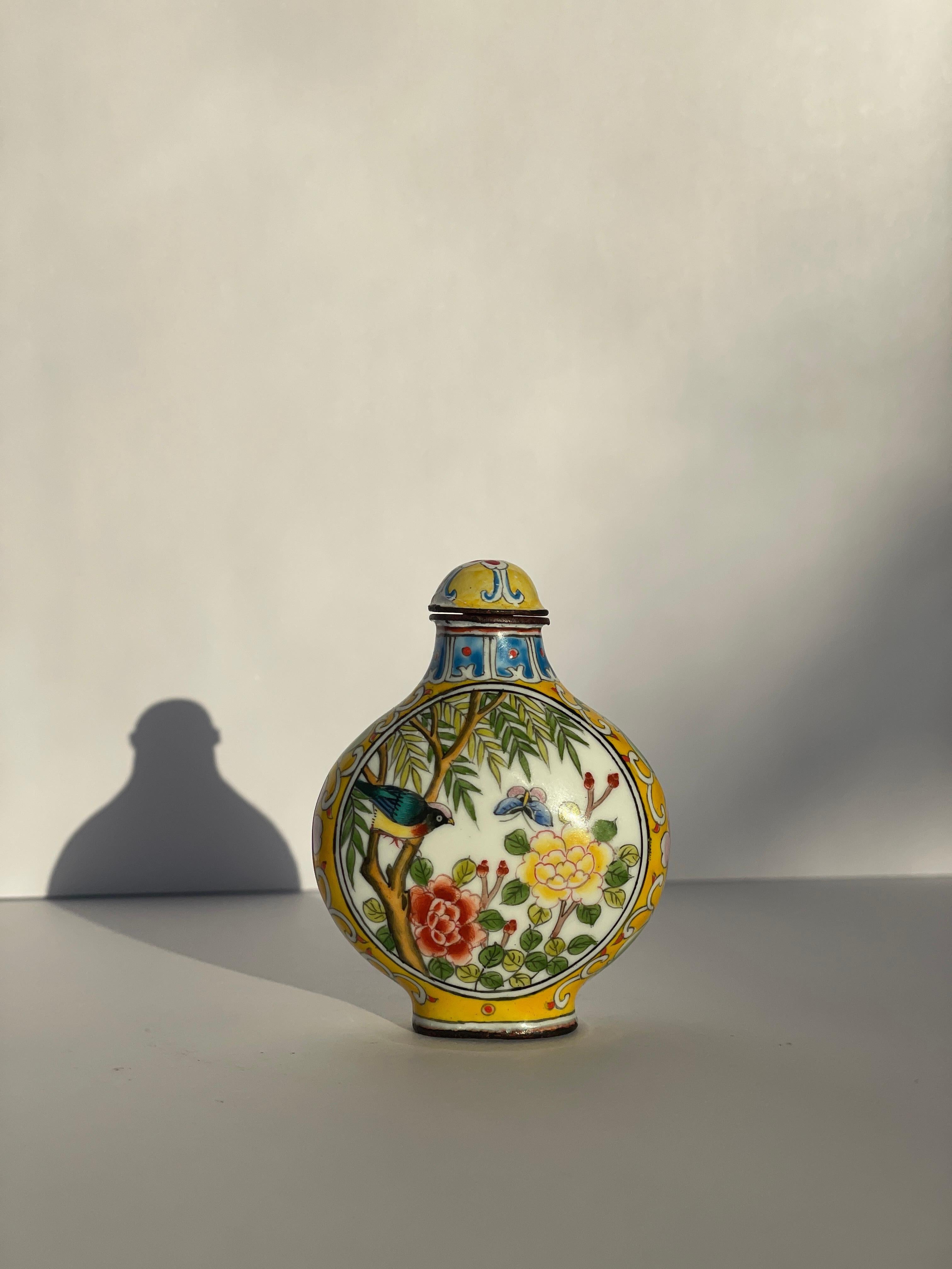 Cinese Tabacchiera cinese dipinta a mano con smalto e marchio Qianlong Famille Rose Giallo in vendita