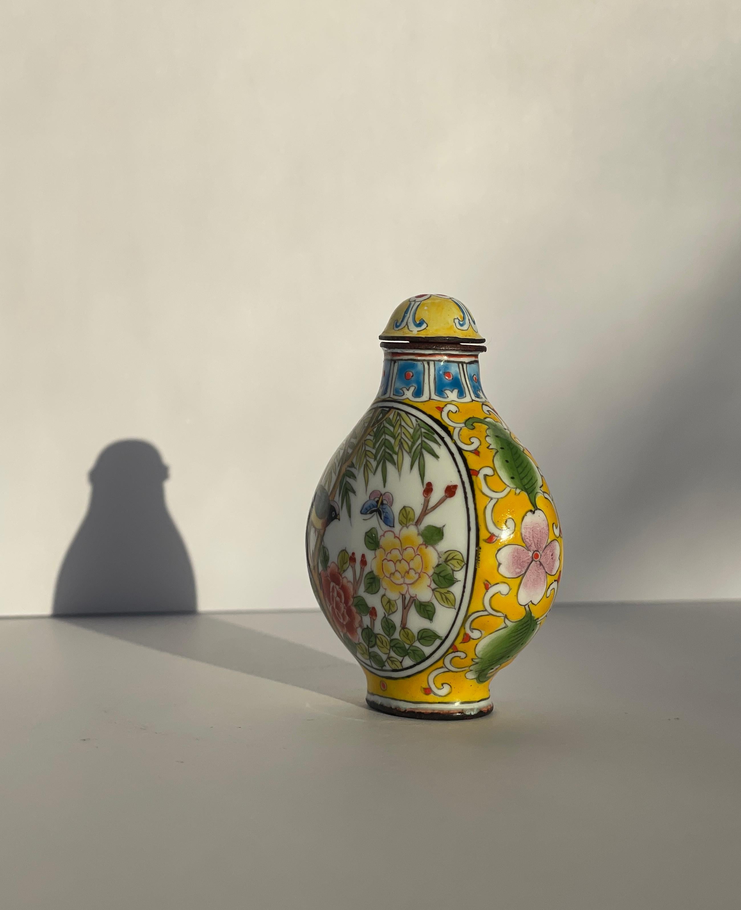 Smaltato Tabacchiera cinese dipinta a mano con smalto e marchio Qianlong Famille Rose Giallo in vendita